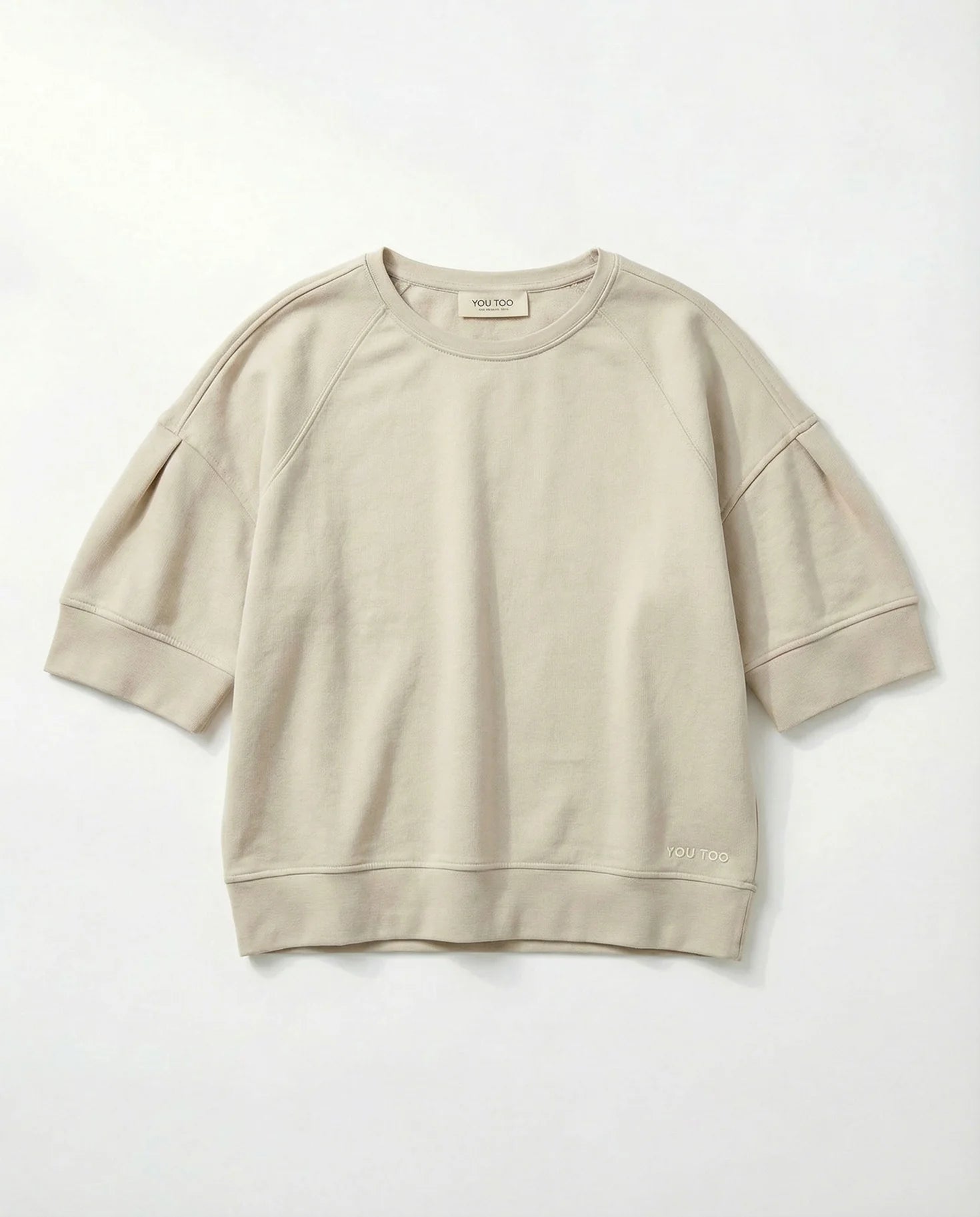 Lia Sweater YOU TOO in Sand, Frontansicht mit halblangen Raglanärmeln und Rippbündchen, cropped Schnitt #farbe_Sand