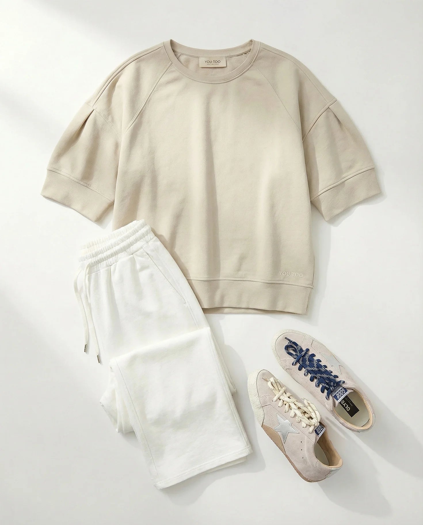 Lia Sweater YOU TOO in Sand, Flatlay mit weißer Jogginghose und Sneaker #farbe_sand