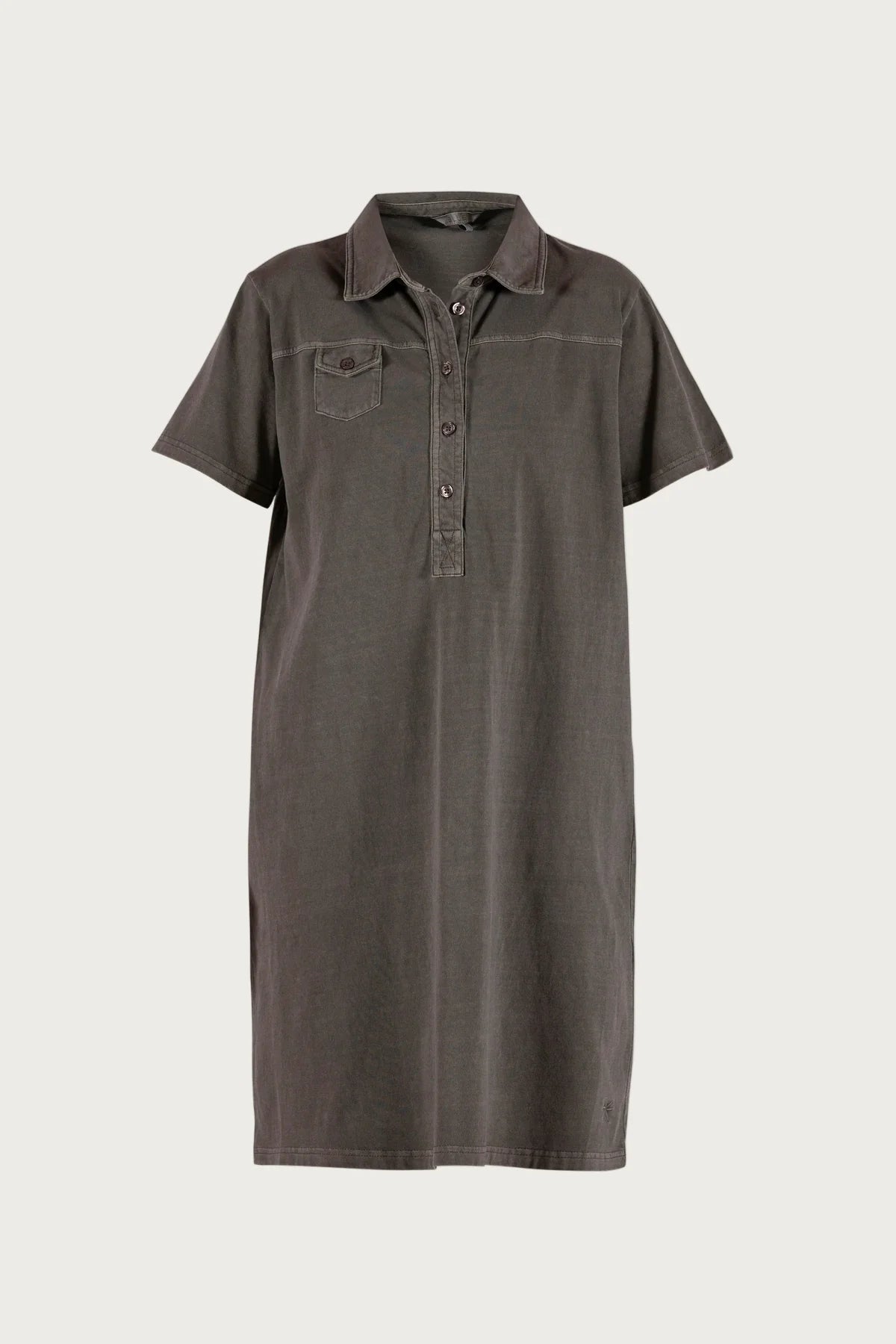 Louise Polo Kleid in Coffee, Frontansicht freistehend auf hellem Hintergrund, Polo Kragen und Knopfleiste sichtbar #farbe_coffee