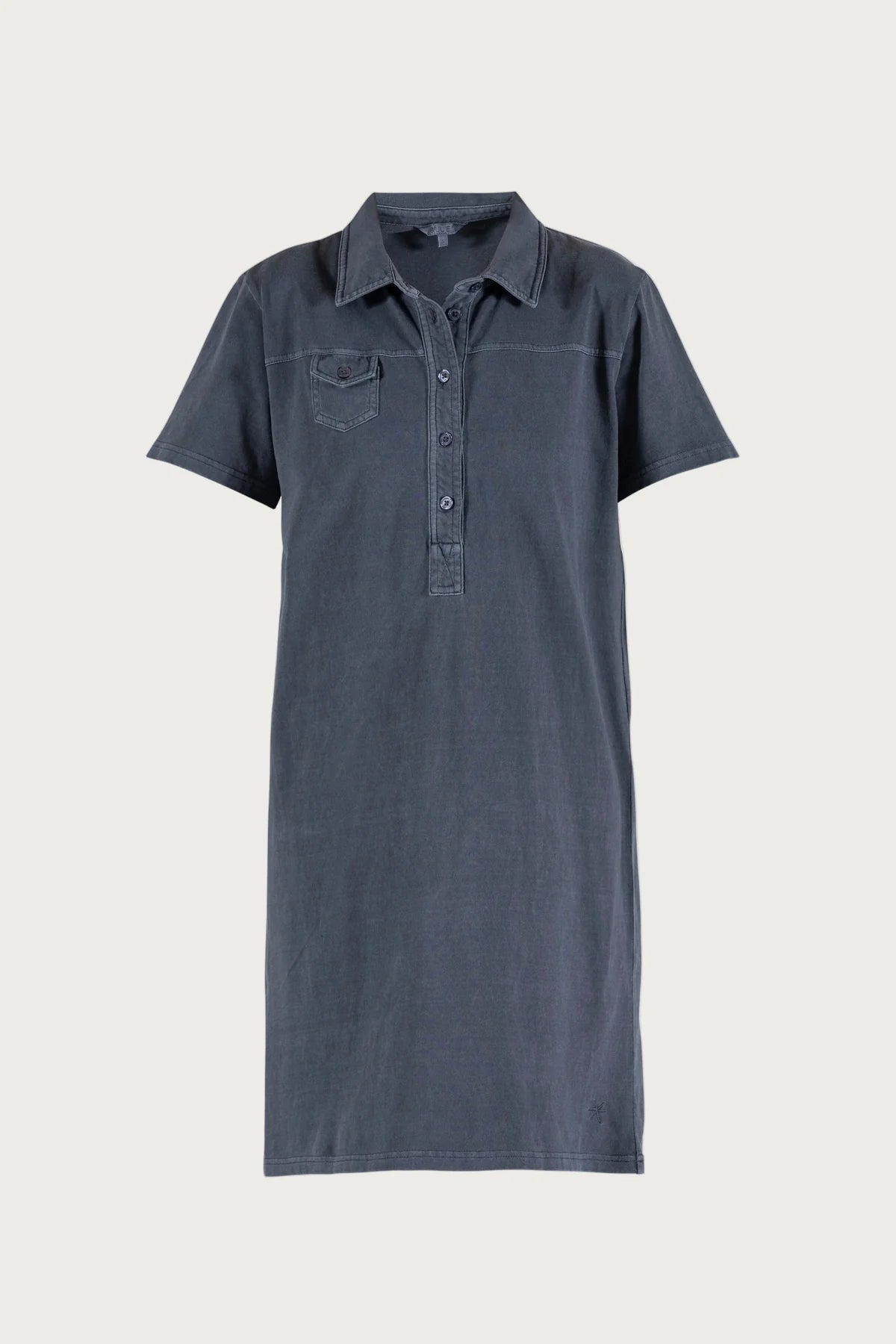 Louise Polo Kleid in Dusty Navy, Frontansicht freistehend auf hellem Hintergrund, Polo Kragen und Knopfleiste sichtbar #farbe_dusty navy