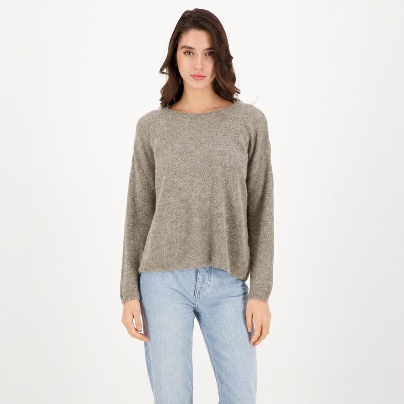 GWENN Large Sweater in Beige, Frontansicht am Model, weiter Schnitt mit Rundhalsausschnitt und langen Ärmeln, kombiniert mit heller Jeans #farbe_beige