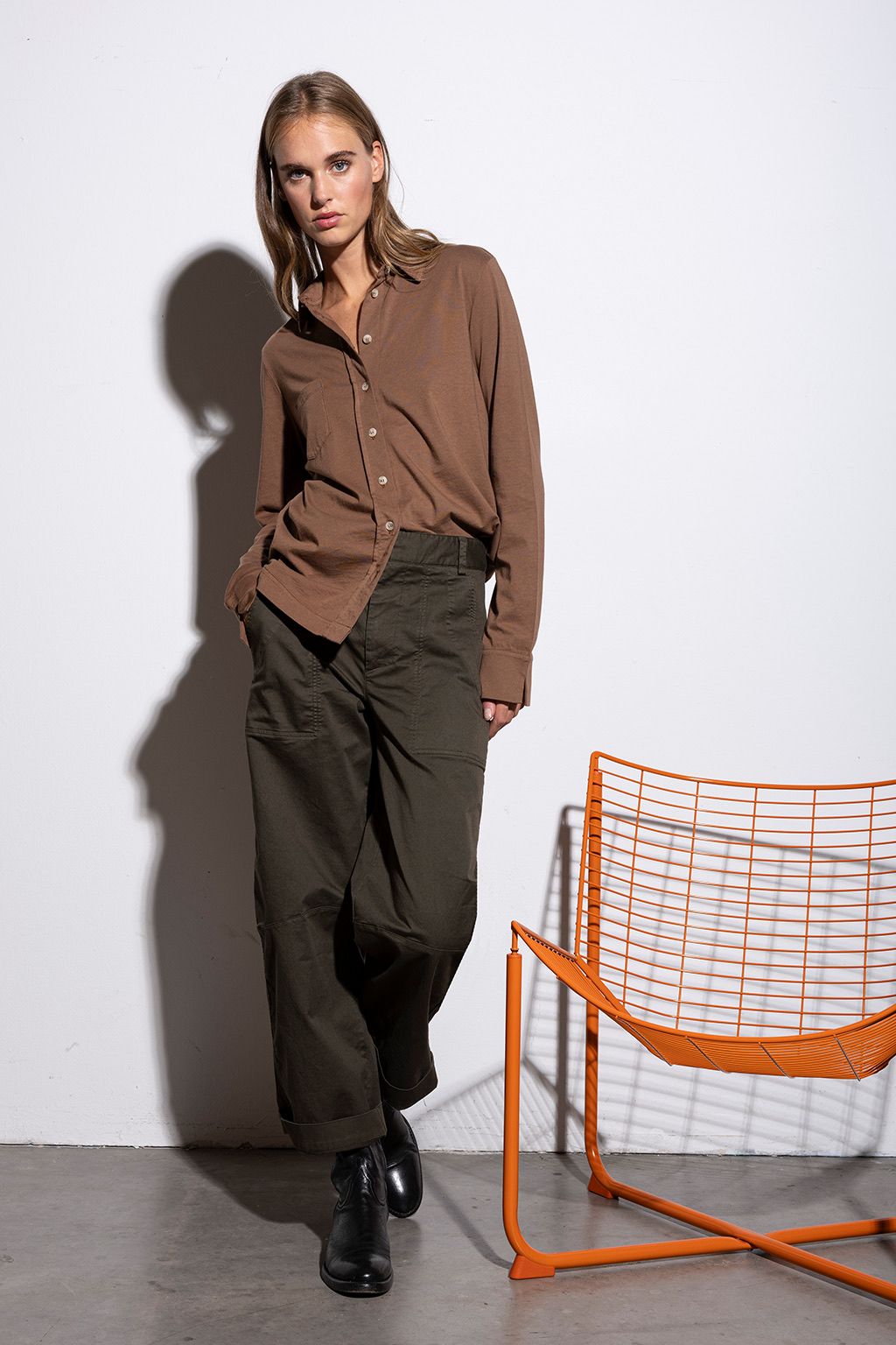 Frau trägt Hose Farbe Moos Frontansicht #farbe_moss