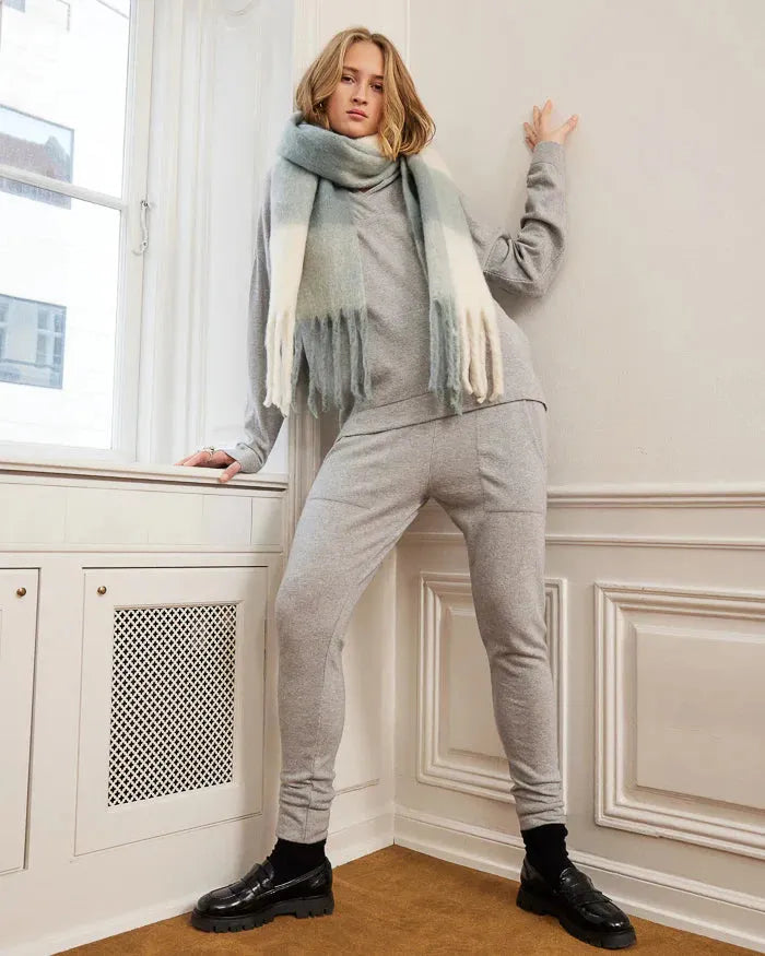 IBBITT Knitted V-Neck Pullover – Ansicht von vorne in Hellgrau #farbe_hellgrau