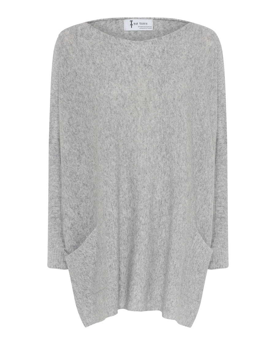 TTDK BAT BLOUSE - Ponchopullover in Hellgrau – Rückansicht #farbe_hellgrau