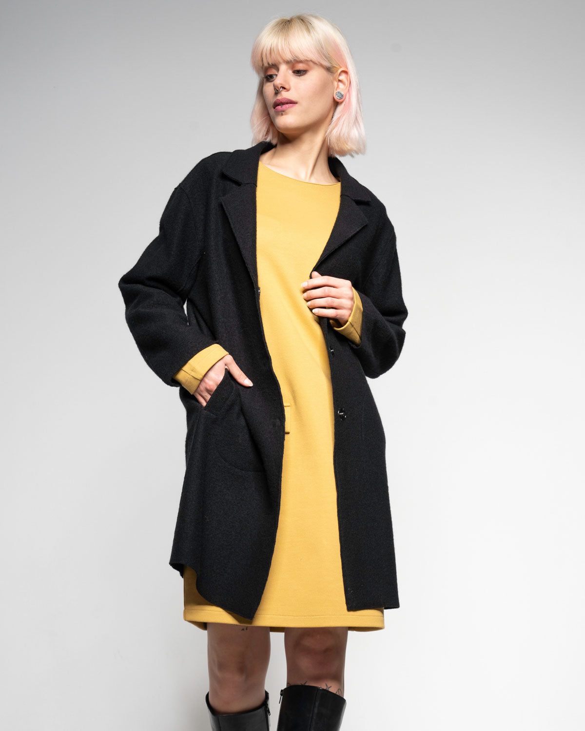 Walkmantel – Halbnahaufnahme in Raven #farbe_raven