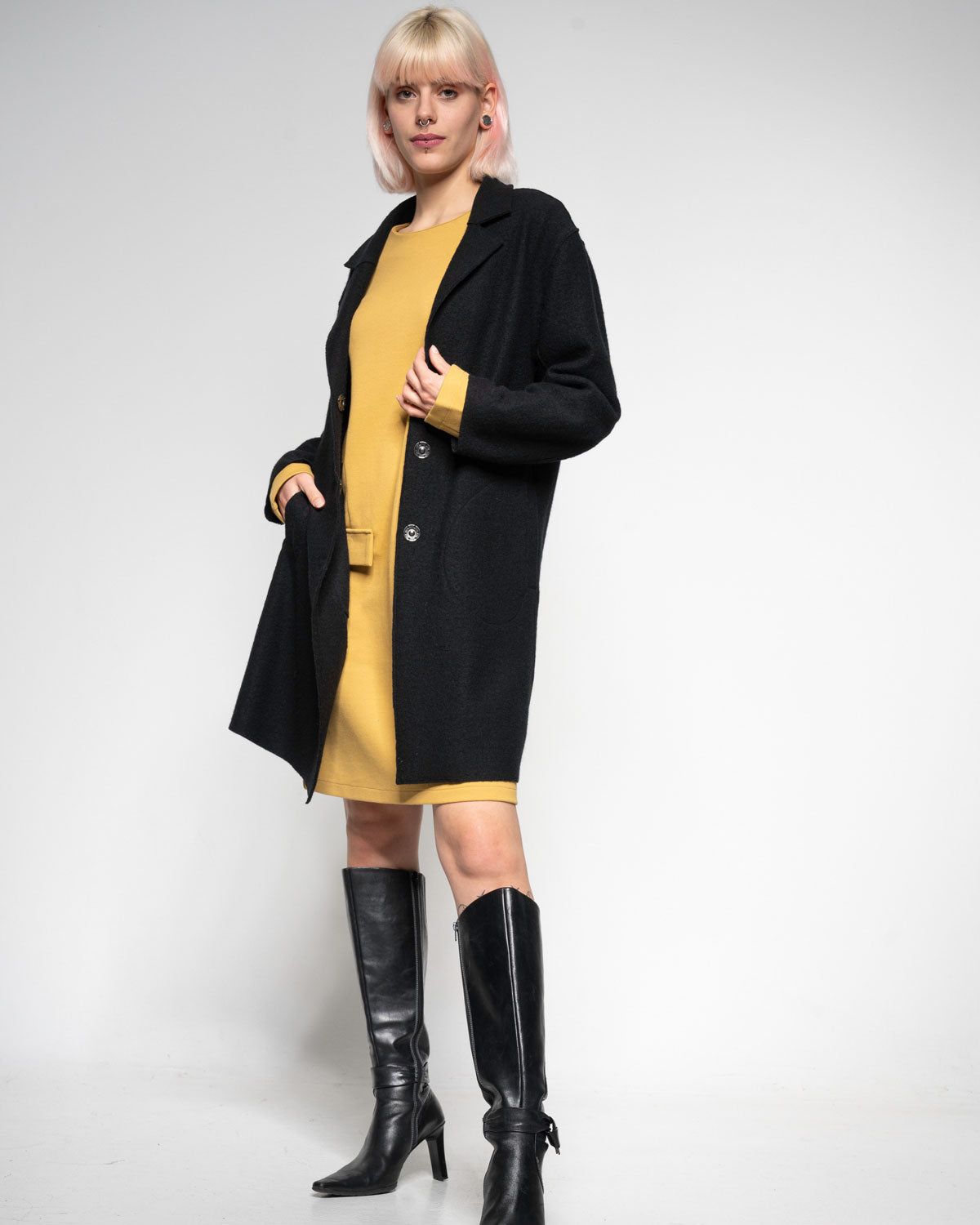 Walkmantel in Raven – Styling-Ansicht #farbe_raven