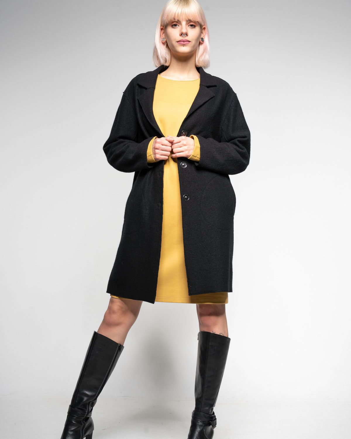 Walkmantel – Detailansicht Stoff in Raven #farbe_raven