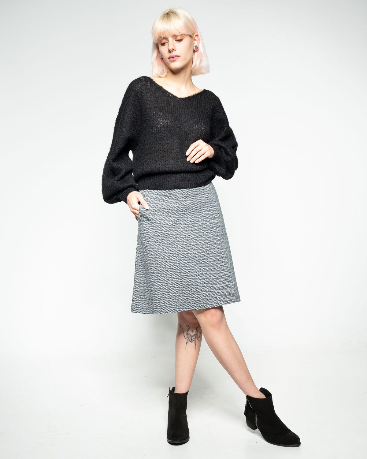 Light V-Neck Pullover – Vorderansicht in Raven #farbe_raven