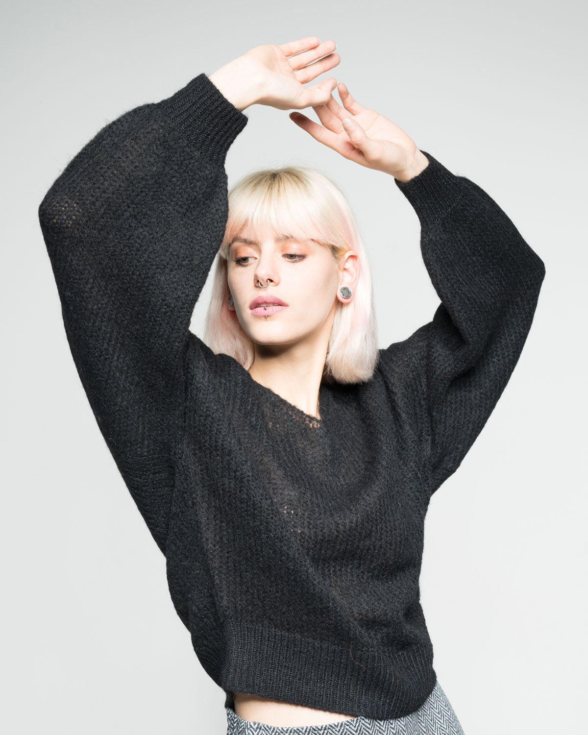 Light V-Neck Pullover in Raven – Halbnahaufnahme myloook #farbe_raven
