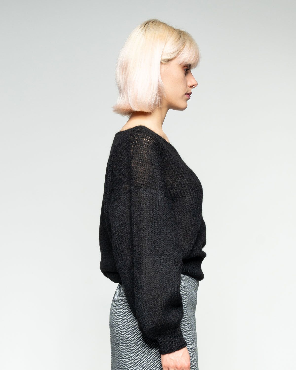 Light V-Neck Pullover in Raven – Ansicht von hinten myloook #farbe_raven