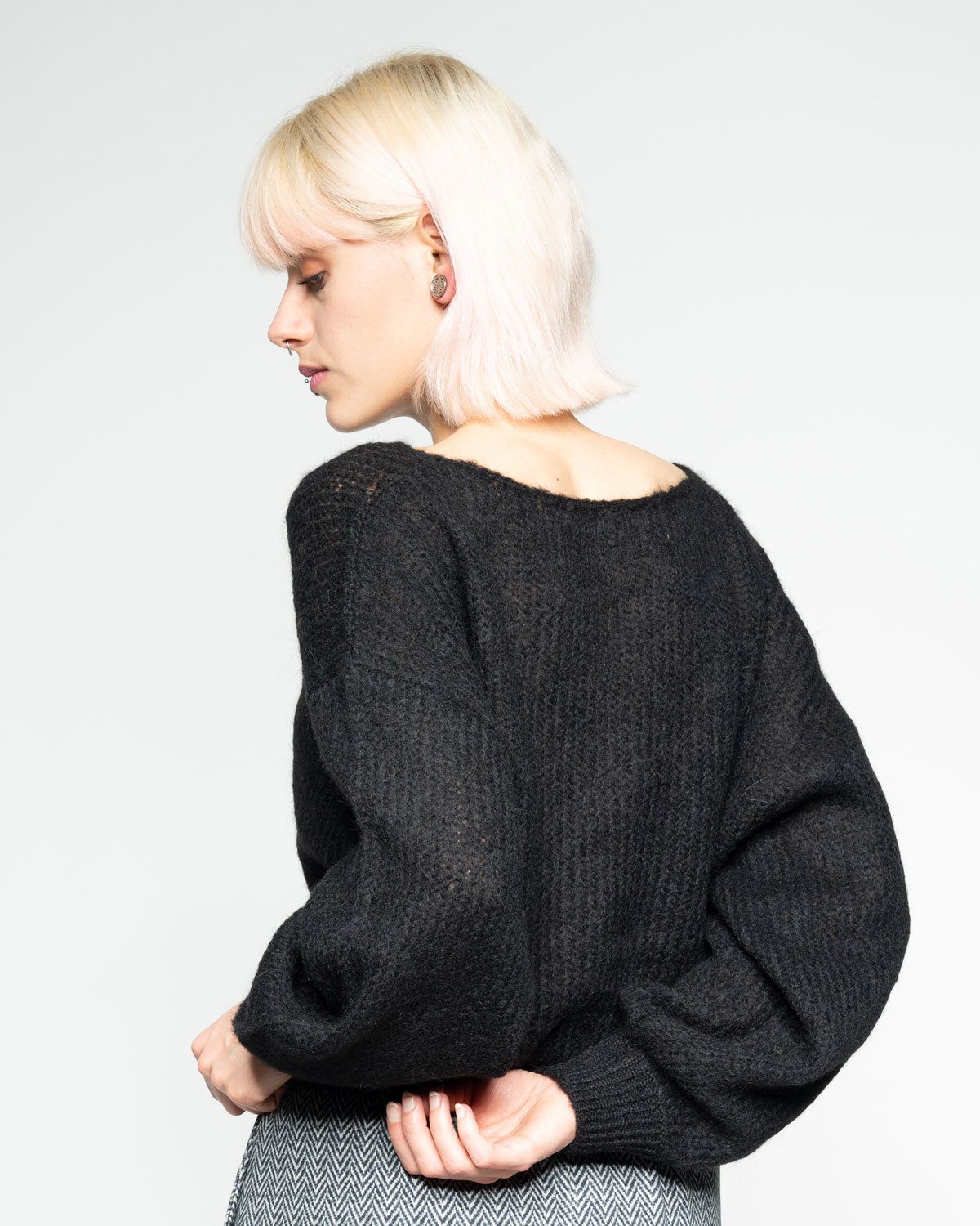 Light V-Neck Pullover – Frontansicht in Raven #farbe_raven
