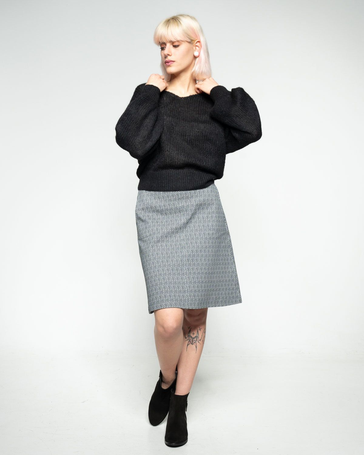 Light V-Neck Pullover in Raven – Rückseite #farbe_raven