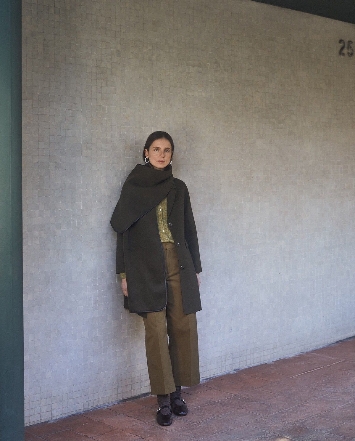 Midi Wollmantel – Rückseite in Khaki #farbe_Khaki