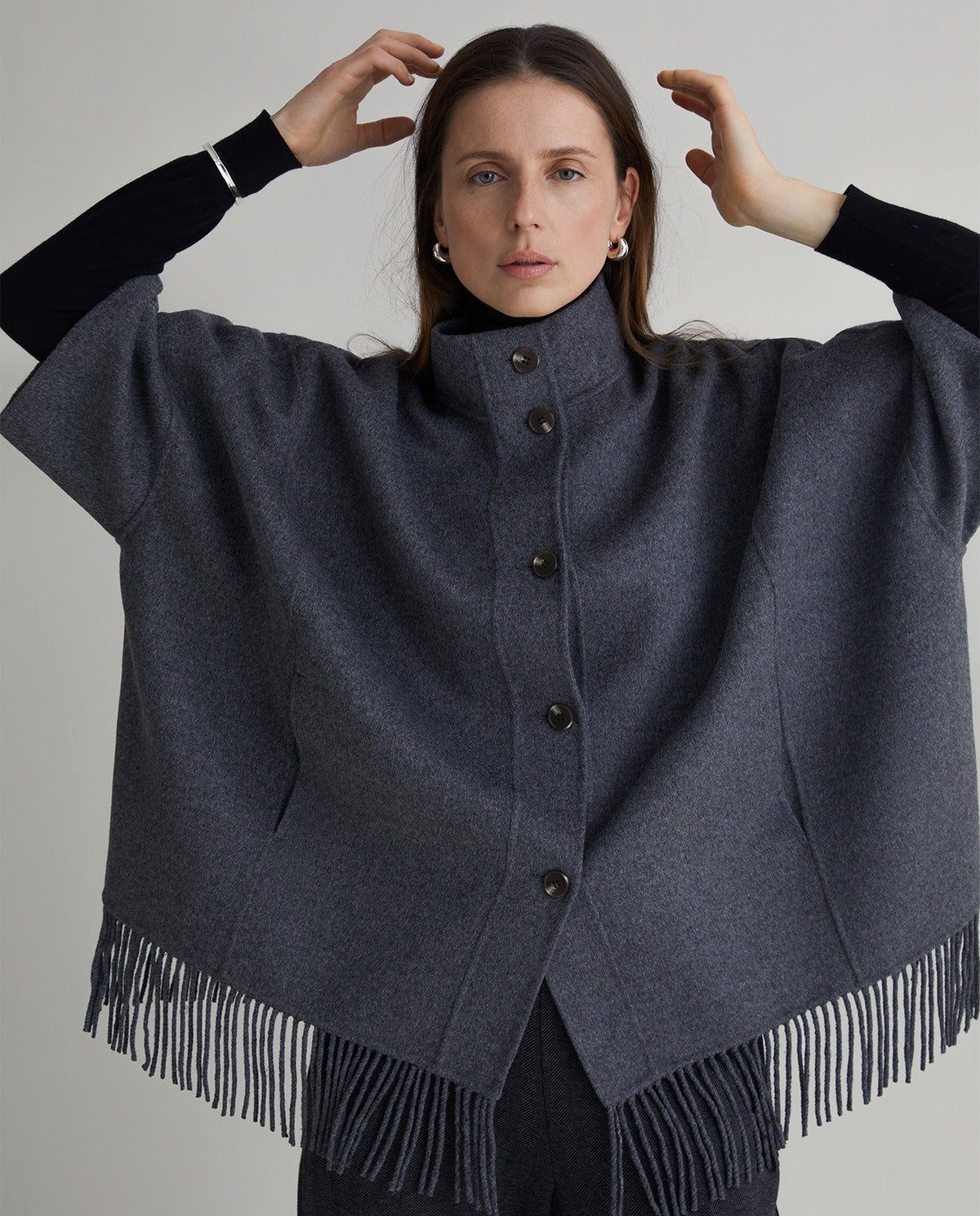 Cape aus Wollmix – Ansicht von vorne in Grau #farbe_Grau