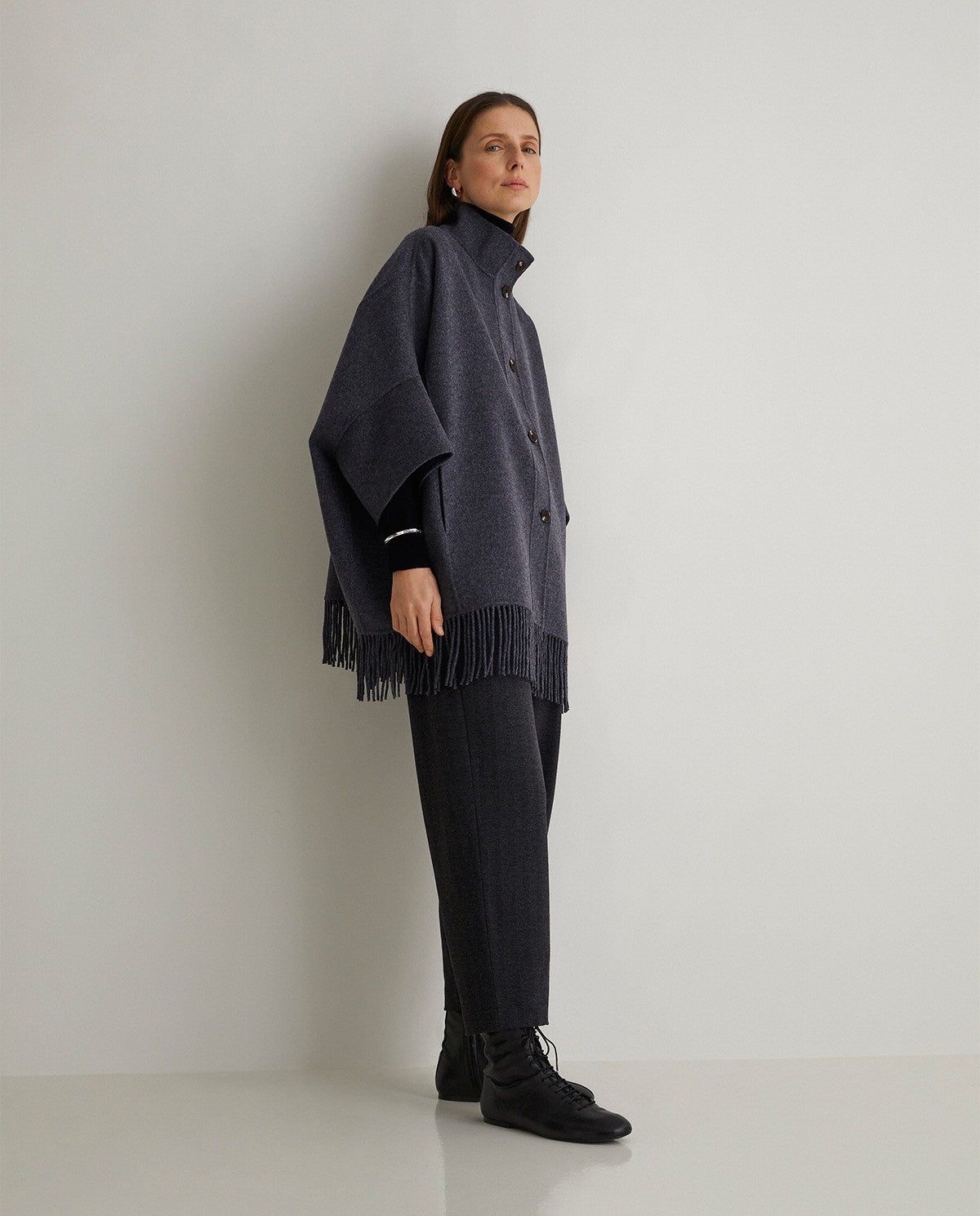 Cape aus Wollmix in Grau – Seitenansicht myloook #farbe_Grau