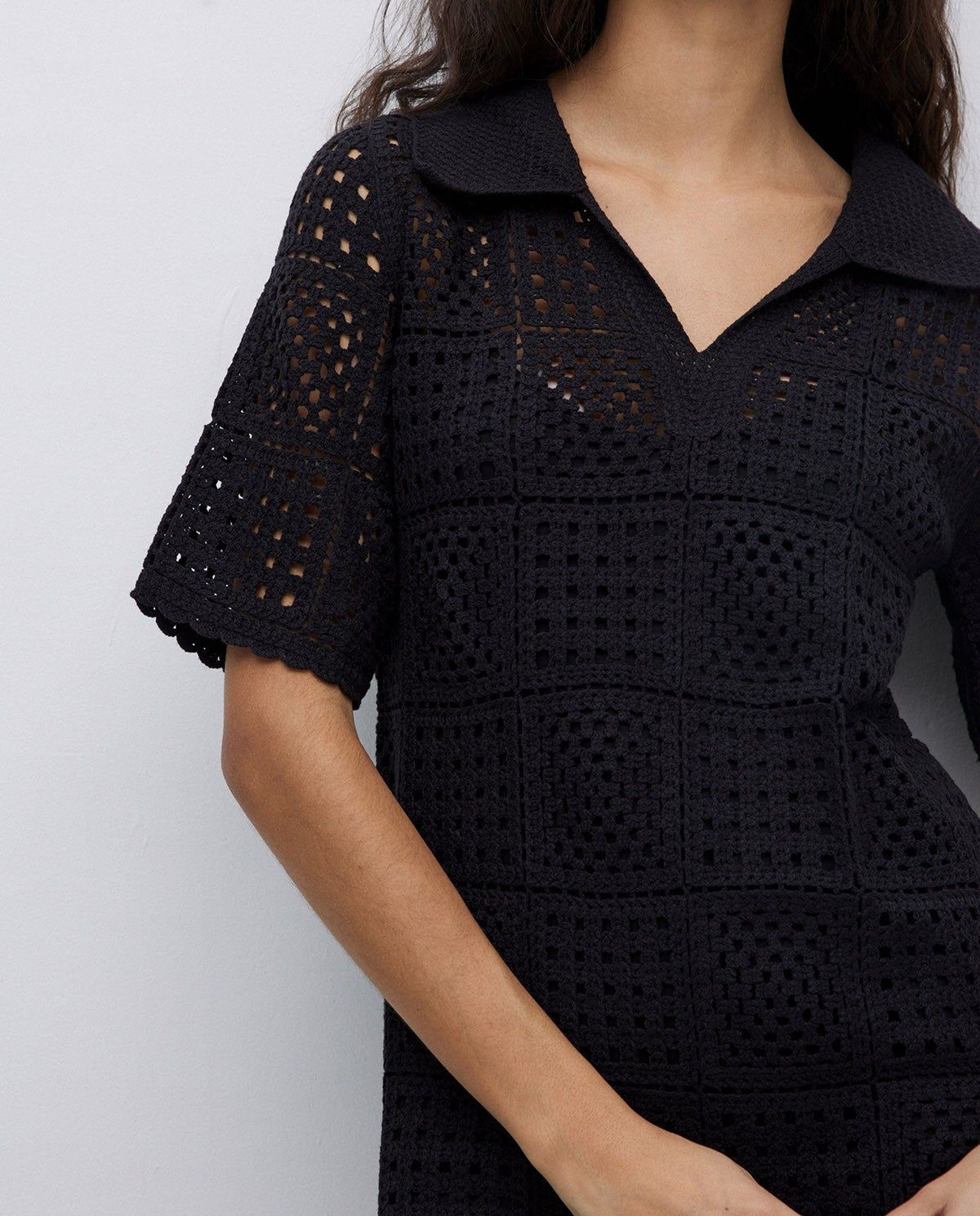 Häkelkleid – Halbnahaufnahme in Schwarz #farbe_schwarz