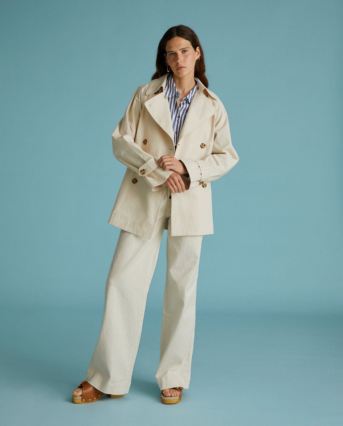 Trenchcoat kurz in Natur – Detailansicht Stoff myloook #farbe_natur