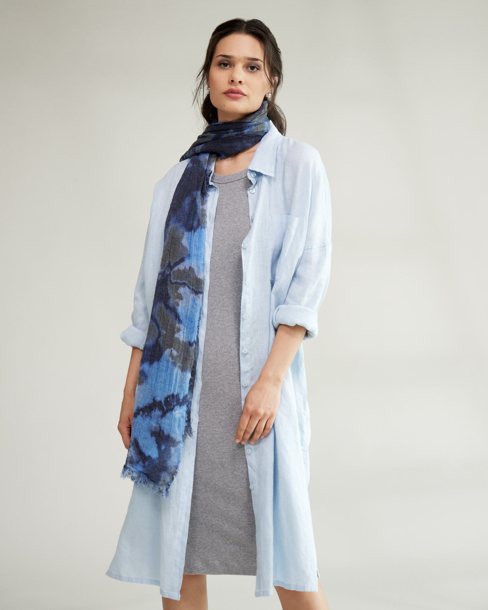 KARLATT Long Shirt – Ganzkörperansicht in Skyblue #farbe_skyblue