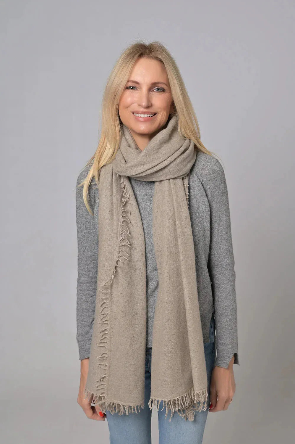 Kaschmirschal mit Lurexfäden in Cashmere – Ansicht von hinten myloook #farbe_cashmere
