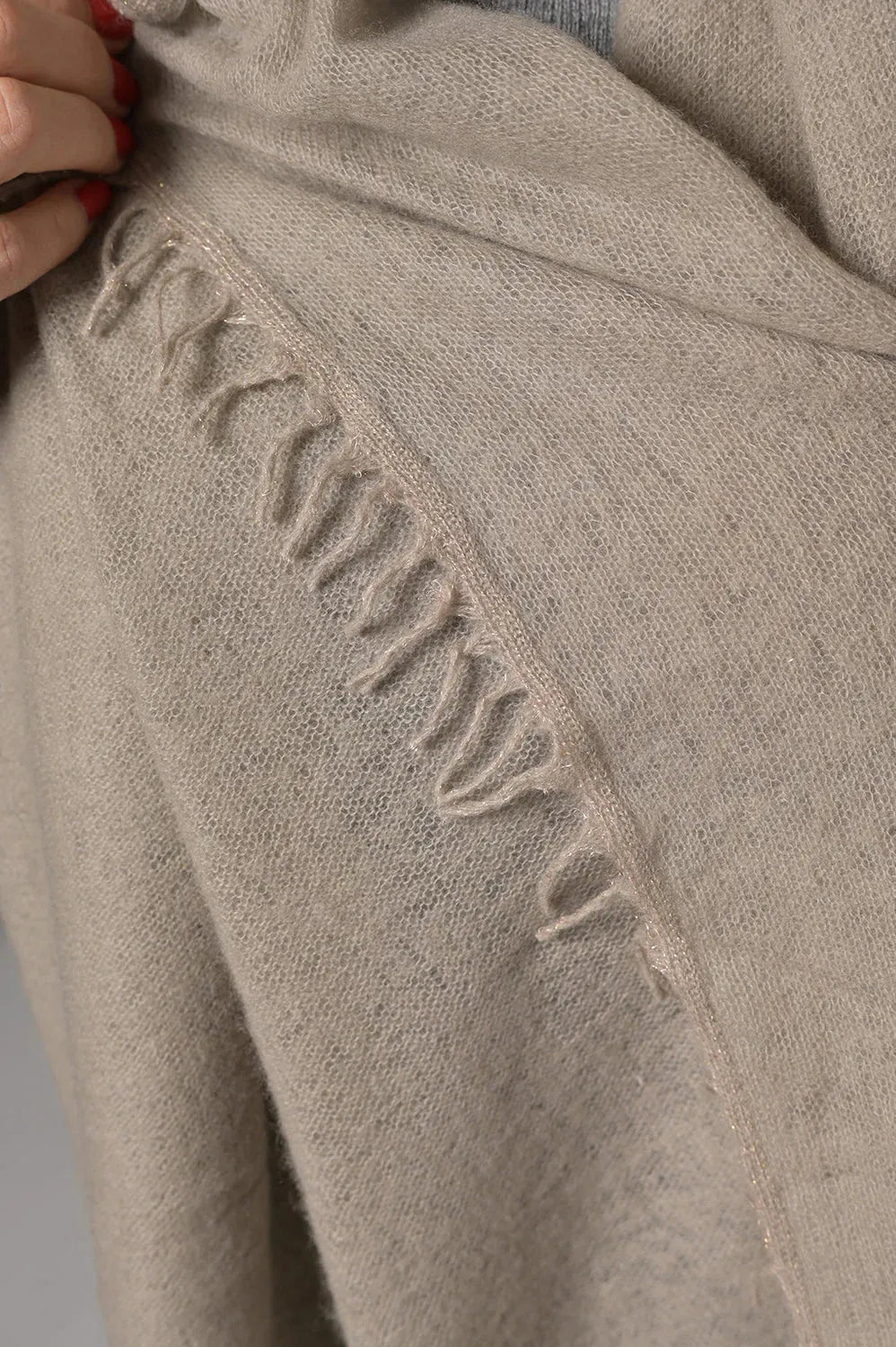Kaschmirschal mit Lurexfäden – Detailaufnahme in Cashmere #farbe_cashmere