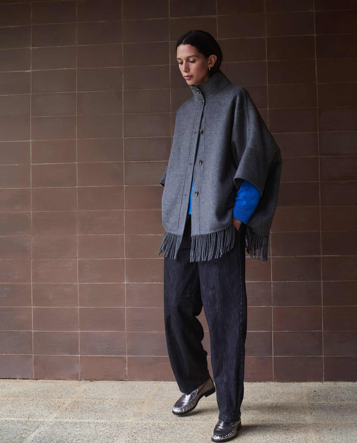 Cape aus Wollmix – Frontansicht in Grau #farbe_grau