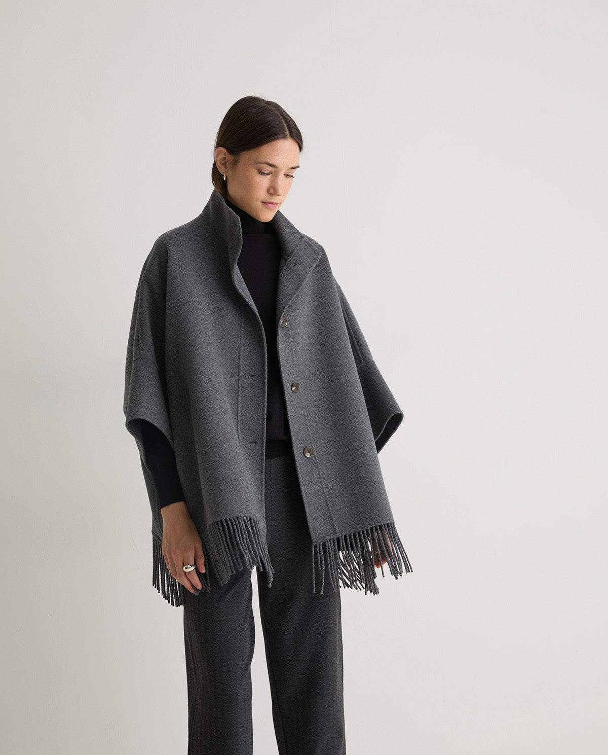 Cape aus Wollmix in Grau – Produktfoto myloook #farbe_grau