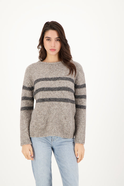 GIVRE Crew Neck Sweater in Grau/Anthrazit, Herstellerfoto Frontansicht am Model, U-Boot-Ausschnitt und anthrazite Streifen sichtbar, kombiniert mit heller Jeans