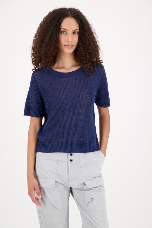 ELODIE Ribb Sweater blau, Frontansicht am Model mit kurzem Arm und Rundhalsausschnitt, kombiniert mit hellgrauer Hose #farbe_blau
