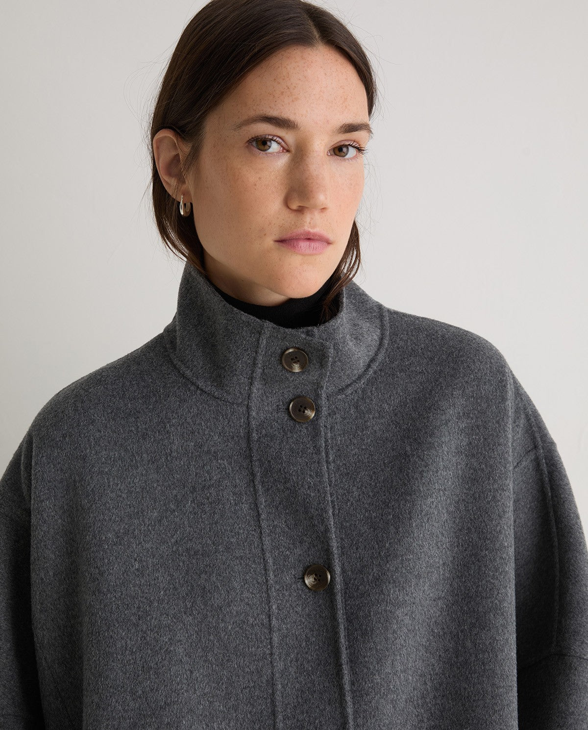 Cape aus Wollmix in Grau – Rückansicht #farbe_grau