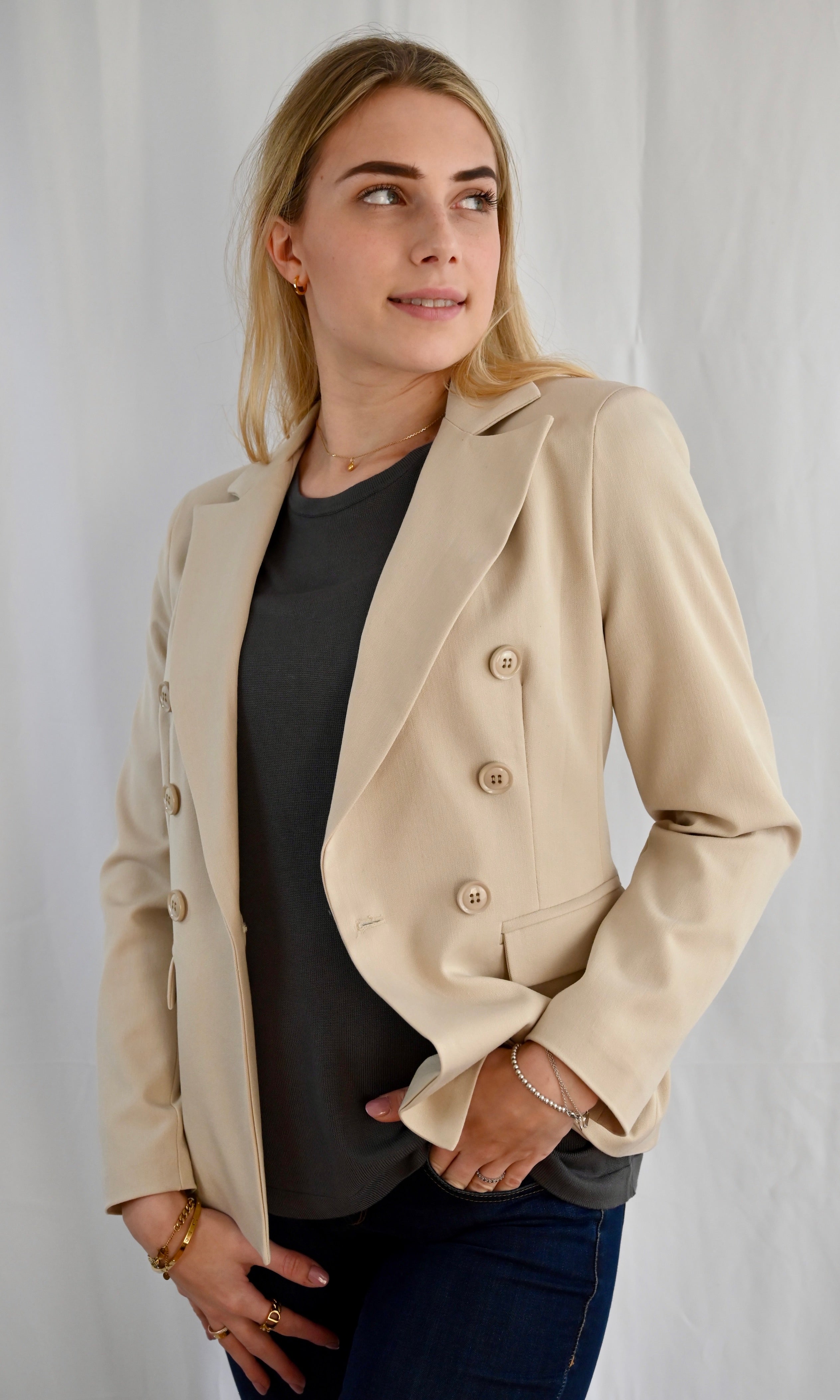 Frau trägt einen beigen Blazer