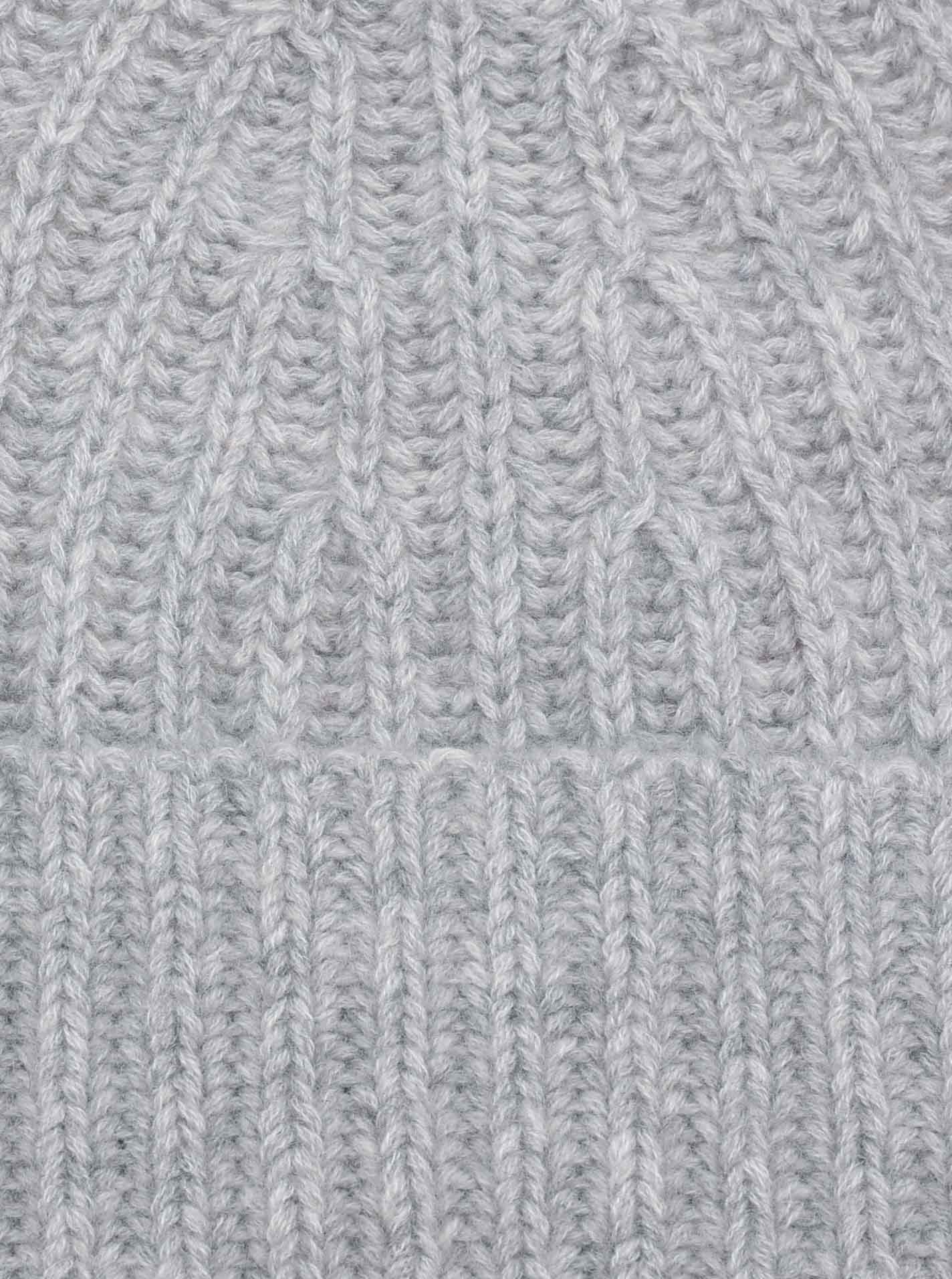 #farbe_Hellgrau Ausschnitt einer Kaschmirmütze breit gerippt in Hellgrau