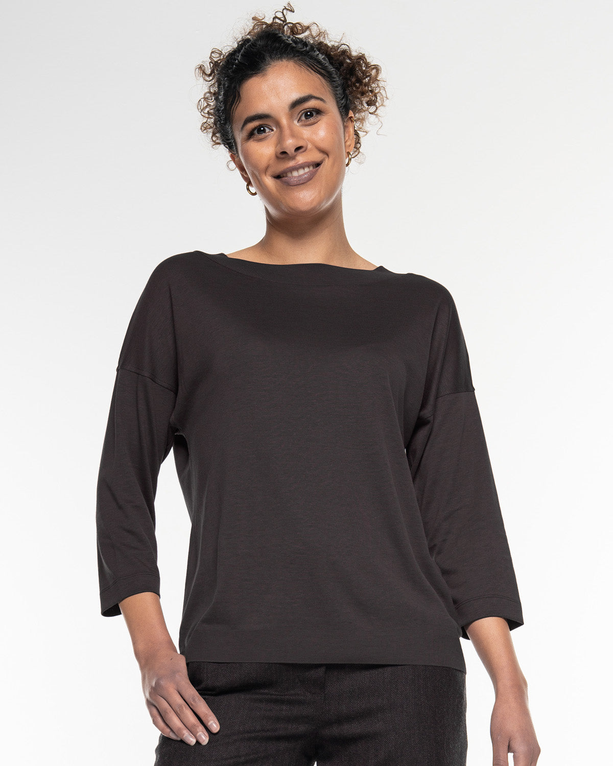 Luxury Shirt von Alma & Lovis in Schwarz, Frontansicht am Model, Loose Fit mit Feinripp-Saum, kombiniert mit schwarzer Hose