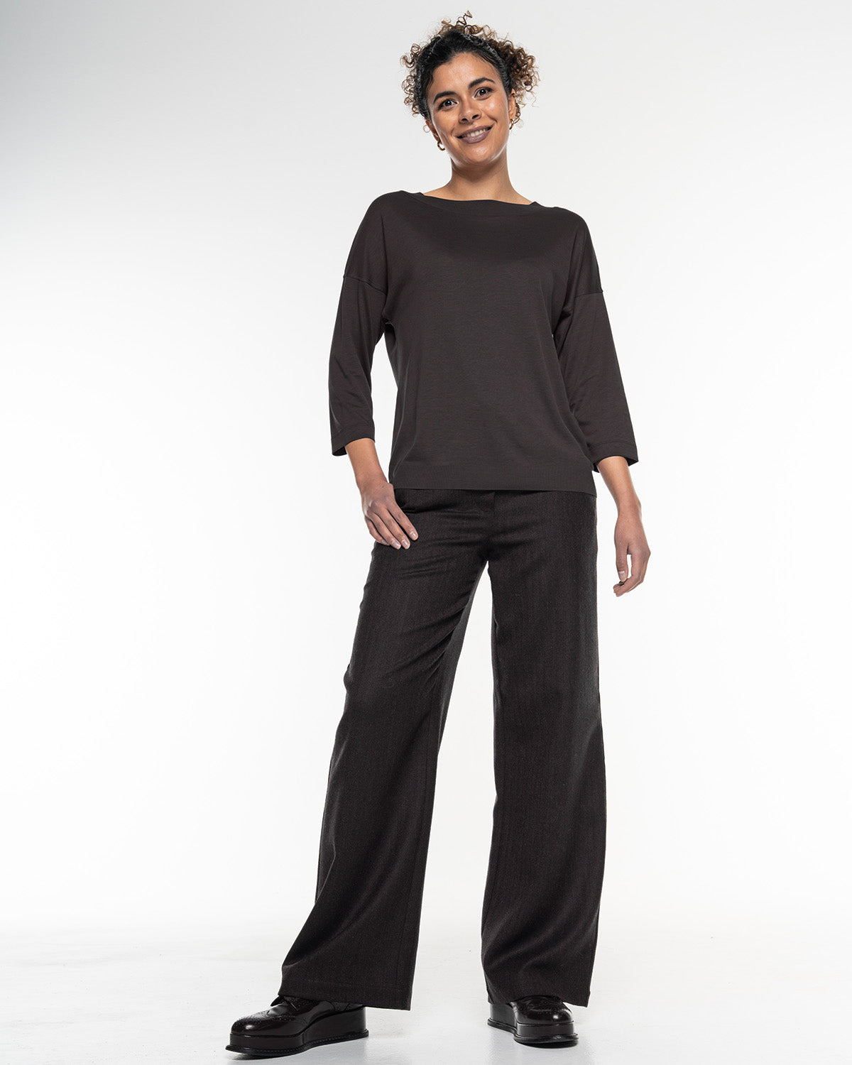 Luxury Shirt von Alma & Lovis in Schwarz, Ganzkörperaufnahme am Model, kombiniert mit weiter schwarzer Hose und schwarzen Loafern