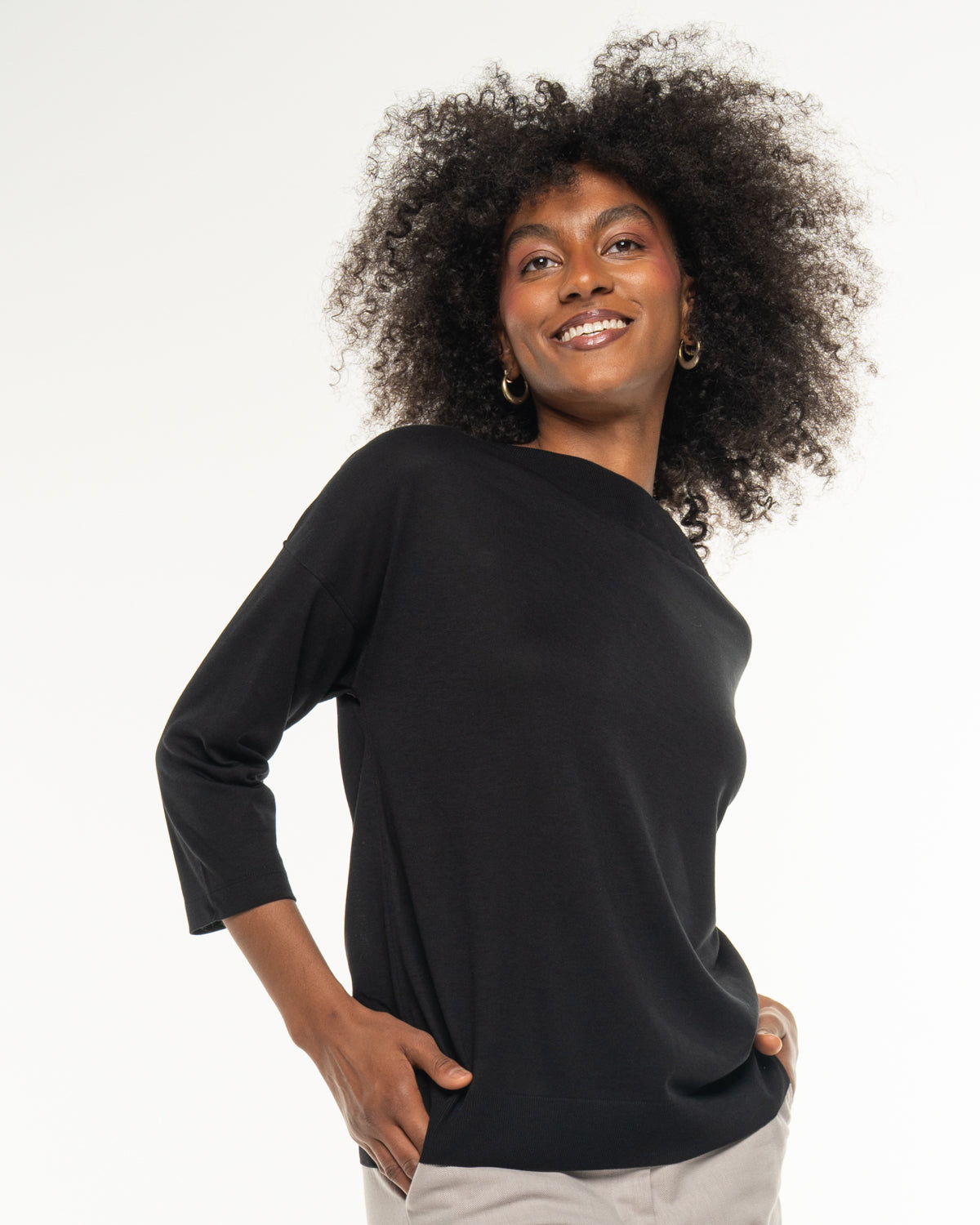 Luxury Shirt von Alma & Lovis in Schwarz, Frontansicht am Model, leichter Schimmer des Jersey-Stricks sichtbar