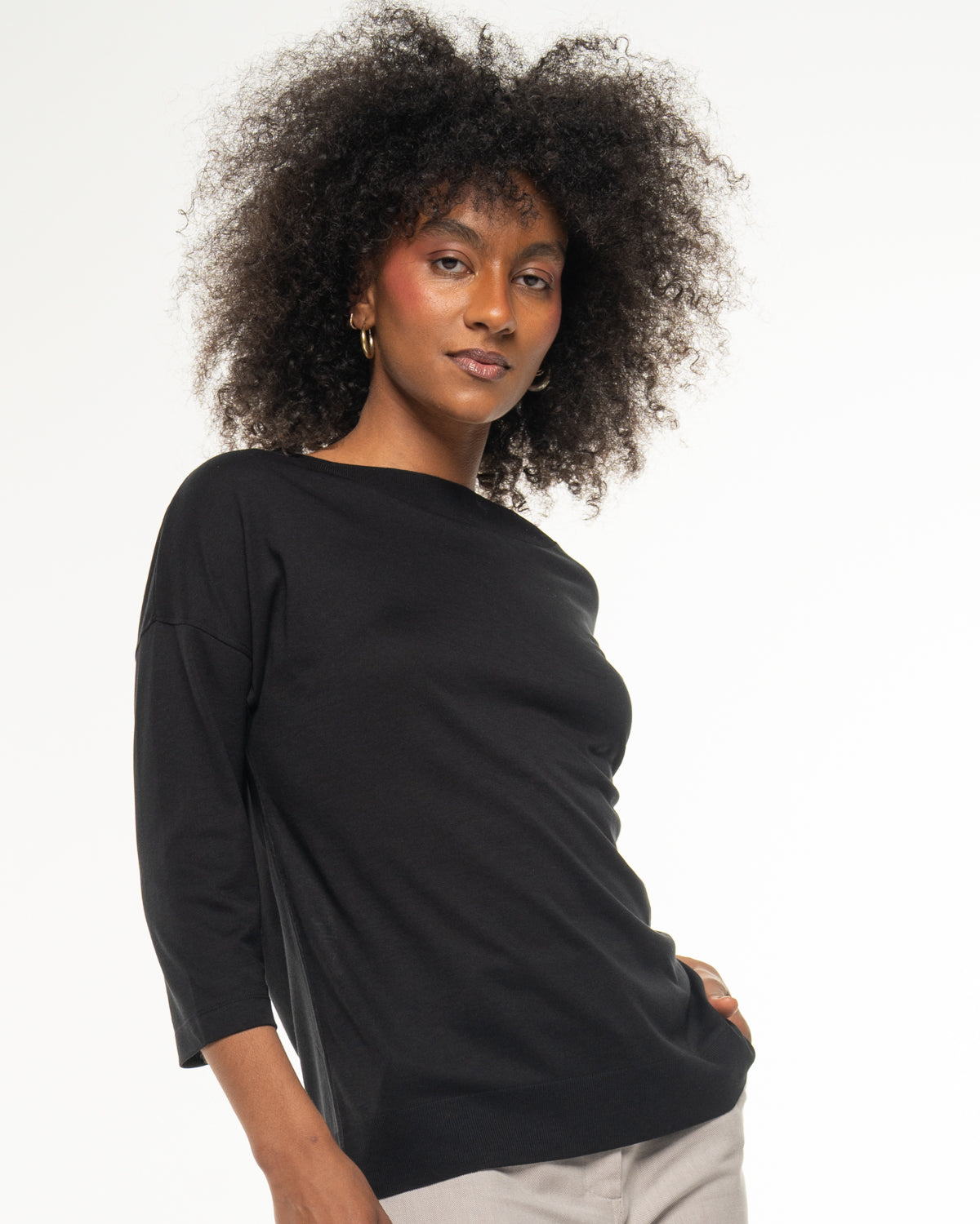 Luxury Shirt von Alma & Lovis in Schwarz, Seitenansicht am Model, Passform und 3/4-Ärmel sichtbar