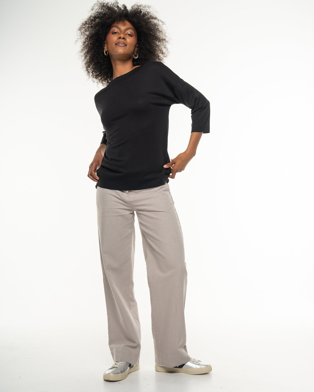 Luxury Shirt von Alma & Lovis in Schwarz, Ganzkörperaufnahme am Model, kombiniert mit heller Hose