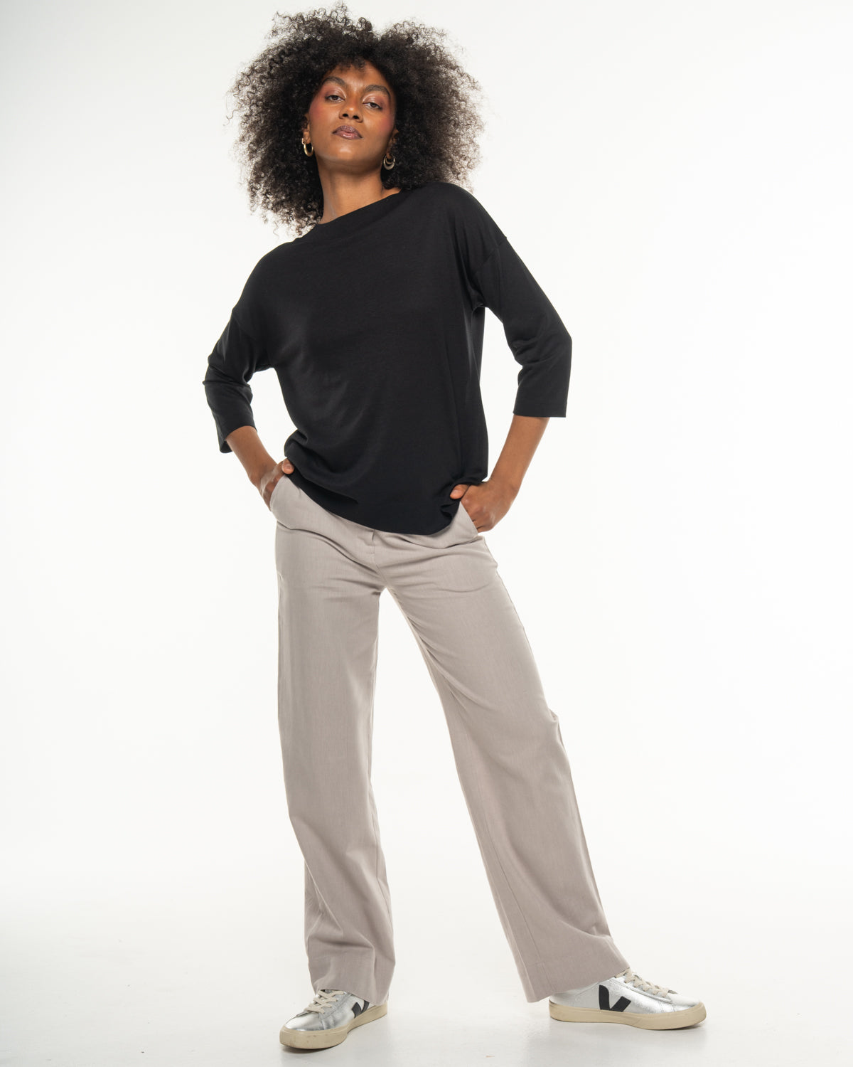 Luxury Shirt von Alma & Lovis in Schwarz, Ganzkörperaufnahme am Model, kombiniert mit heller Hose und Sneakern