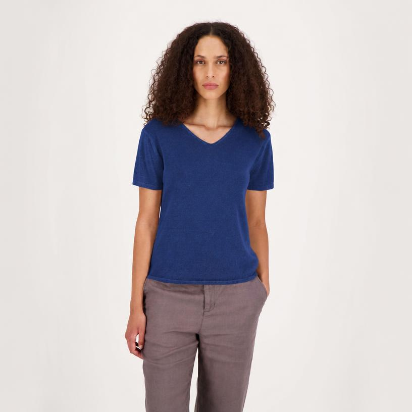 ELISA Kurzarm-Pullover in Marineblau, Frontansicht am Model, V-Ausschnitt und kurze Ärmel, kombiniert mit grauer Hose #farbe_marineblau