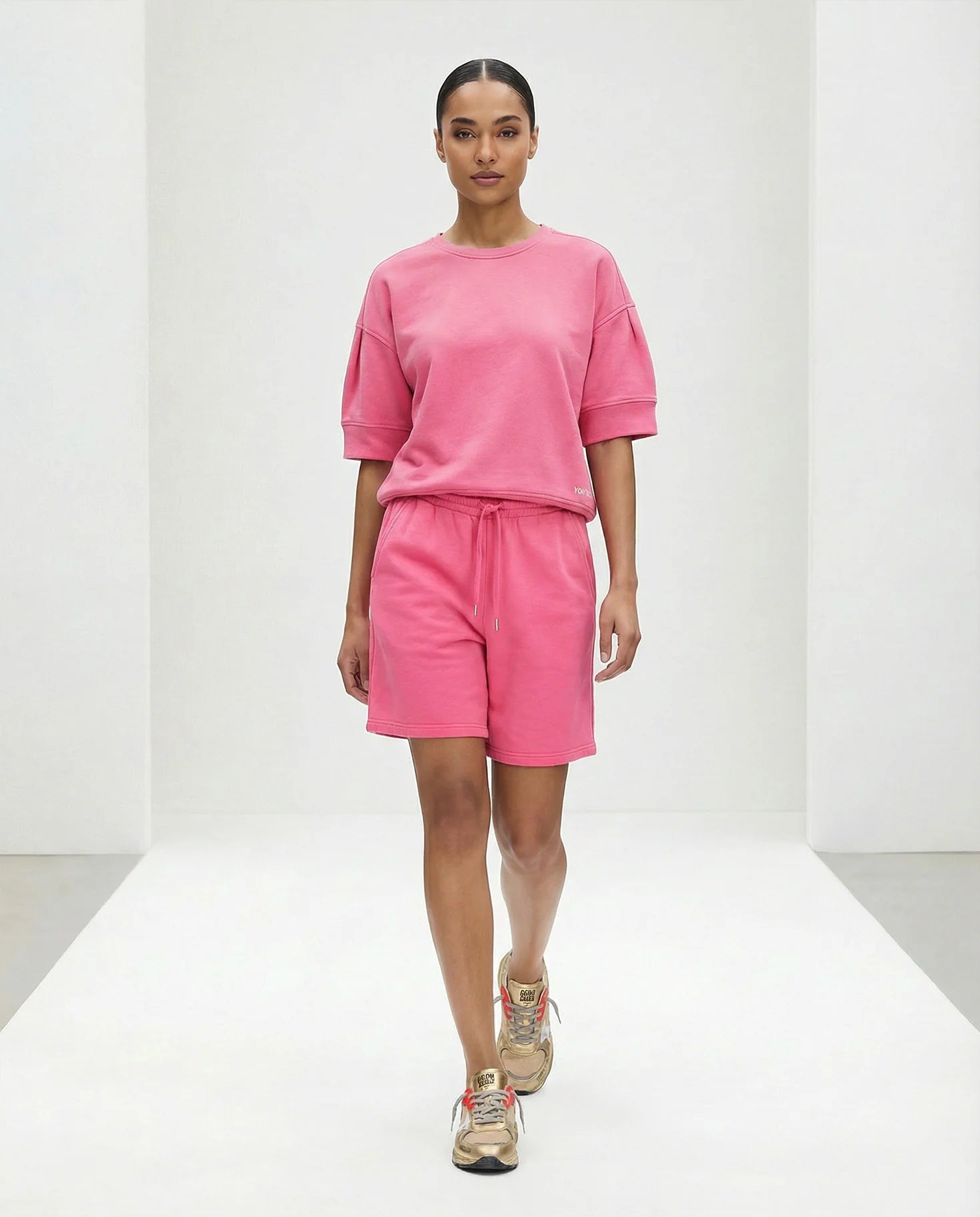 Lia Sweater YOU TOO in Pink, Matching Set mit pinker Shorts und Sneaker, Ganzkörperansicht #farbe_pink
