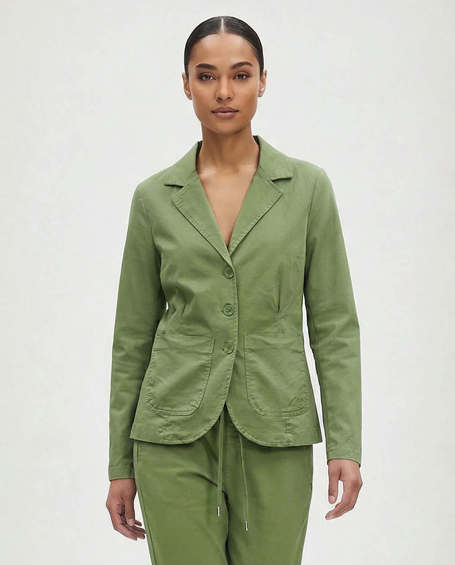Frau trägt Blazer grün Frontansicht #farbe_pesto