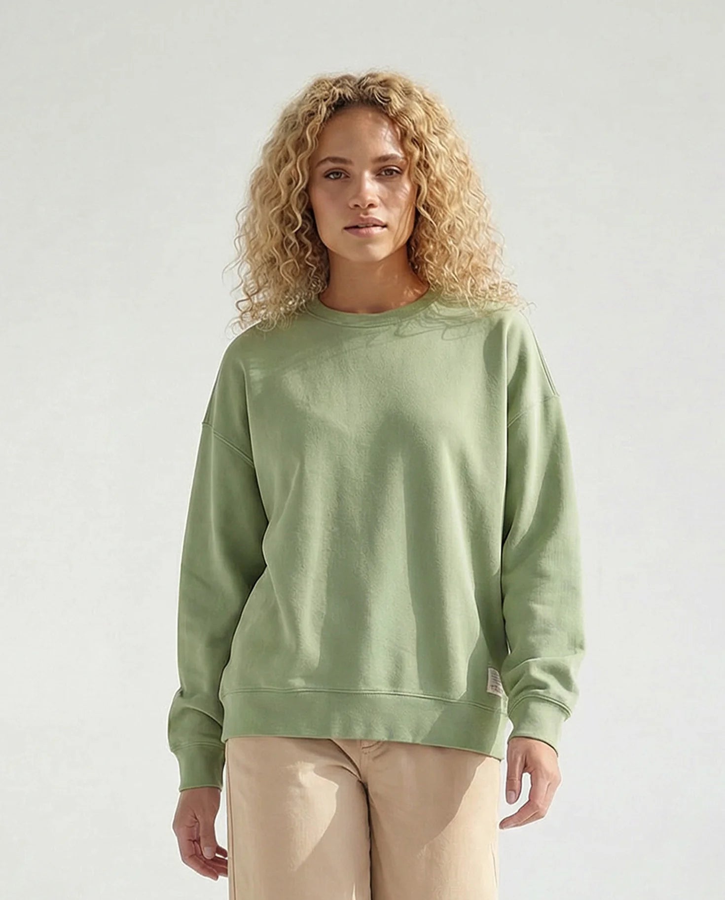 Tessa Patch Sweatshirt YOU TOO in Sage Green, Detailansicht mit Rundhalsausschnitt, lässiger Oversized-Schnitt #farbe_pesto