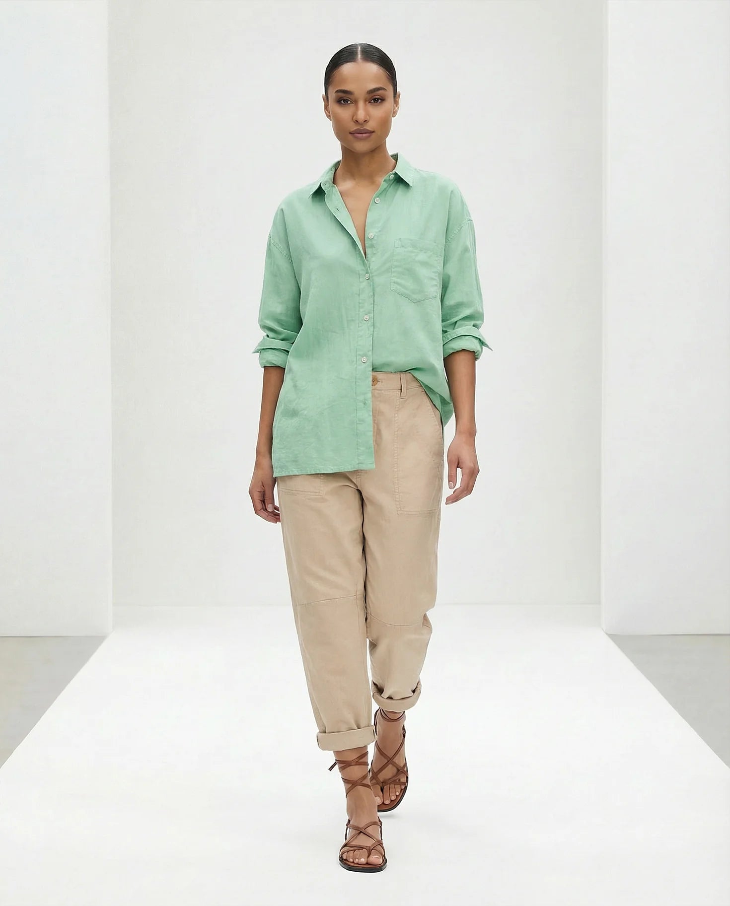 Cleo Blouse von YOU TOO in Fresh Green, oversized Hemdbluse aus Bio-Baumwolle, lässig offen getragen #farbe_fresh green