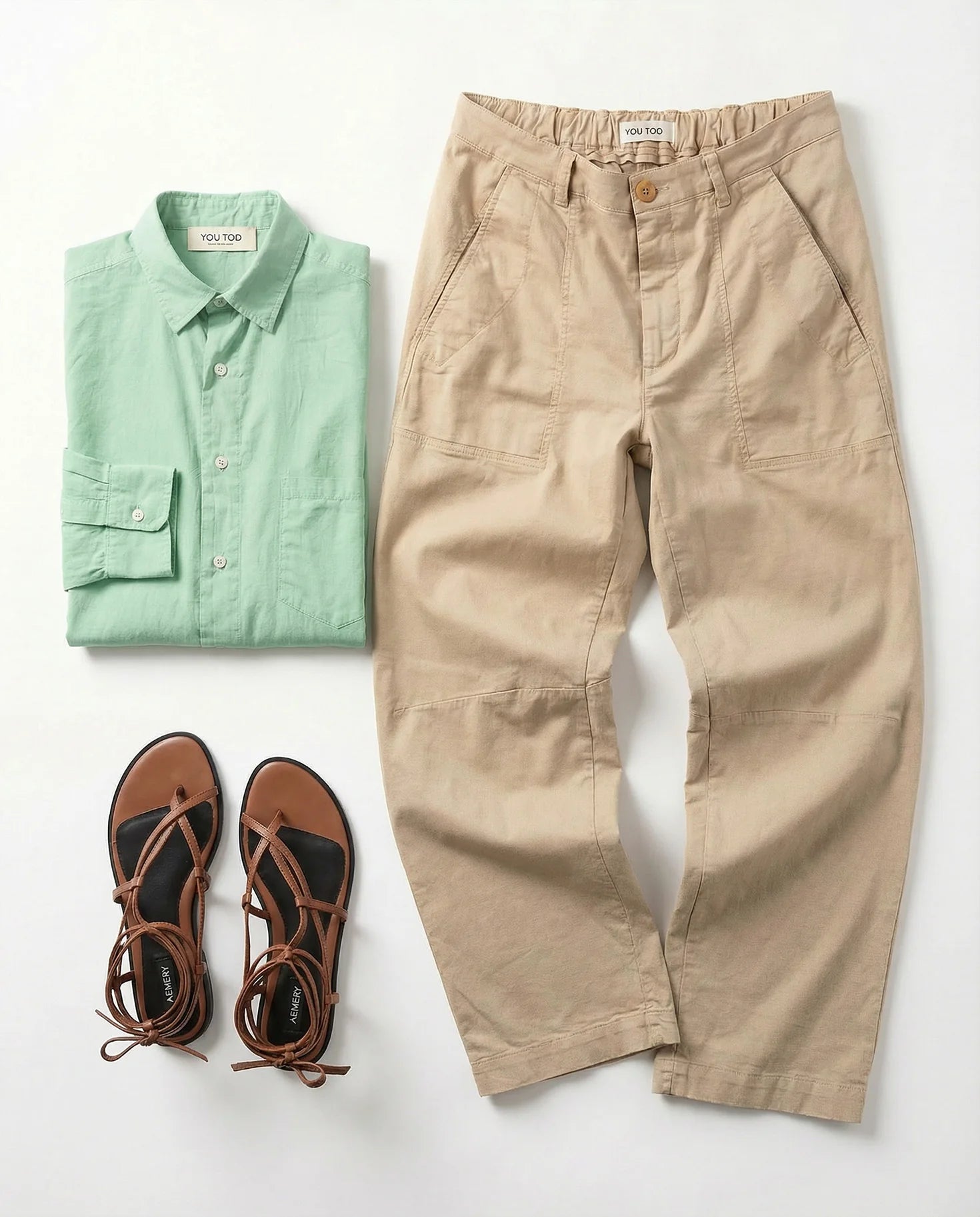 Cleo Blouse YOU TOO in Fresh Green, Outfit-Flatlay mit weiter Baumwollhose und Riemensandalen #farbe_fresh green