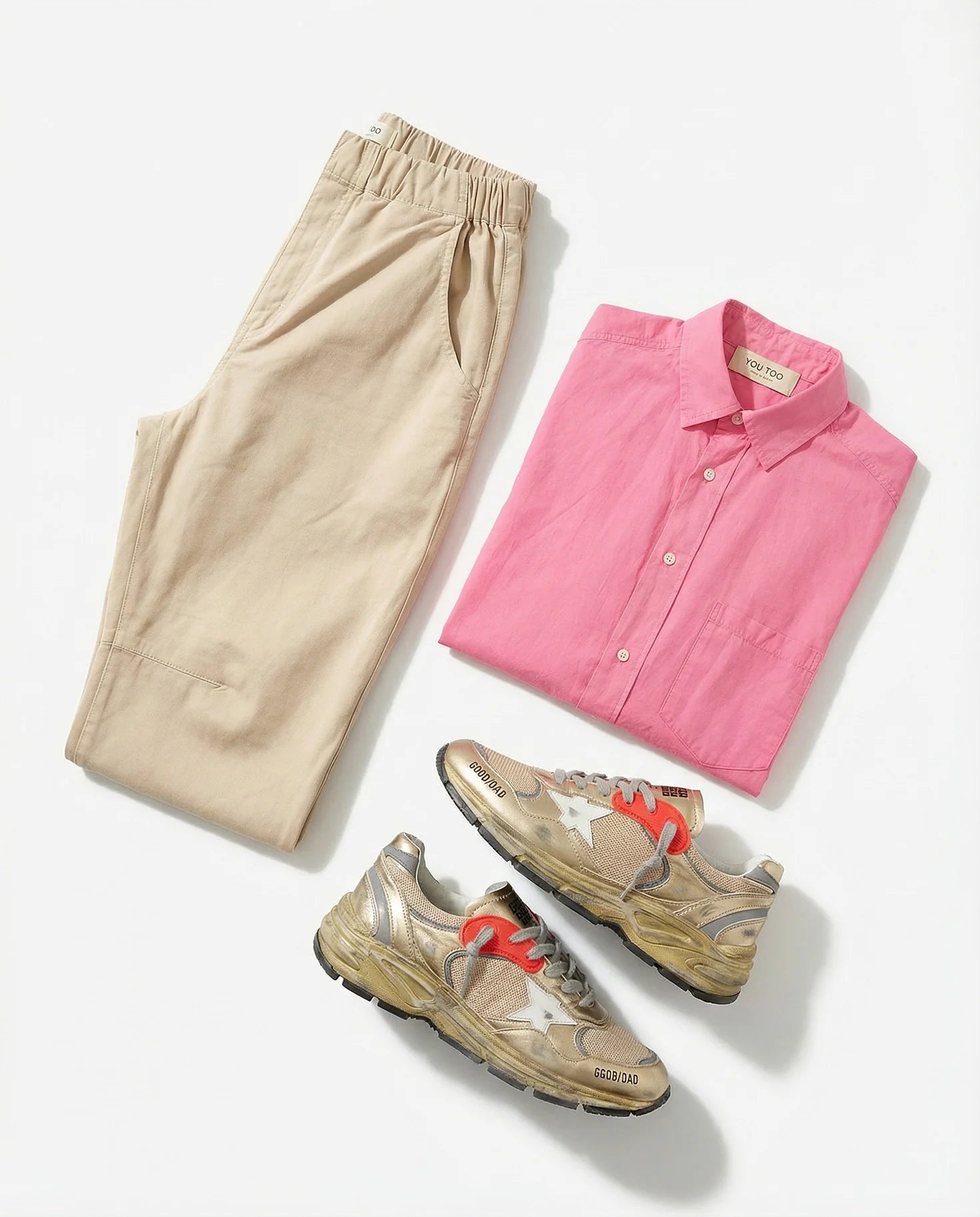 Cleo Blouse YOU TOO in Pink, kombiniert mit beiger Hose und goldenen Sneakers, lässiger Sommerlook #farbe_pink