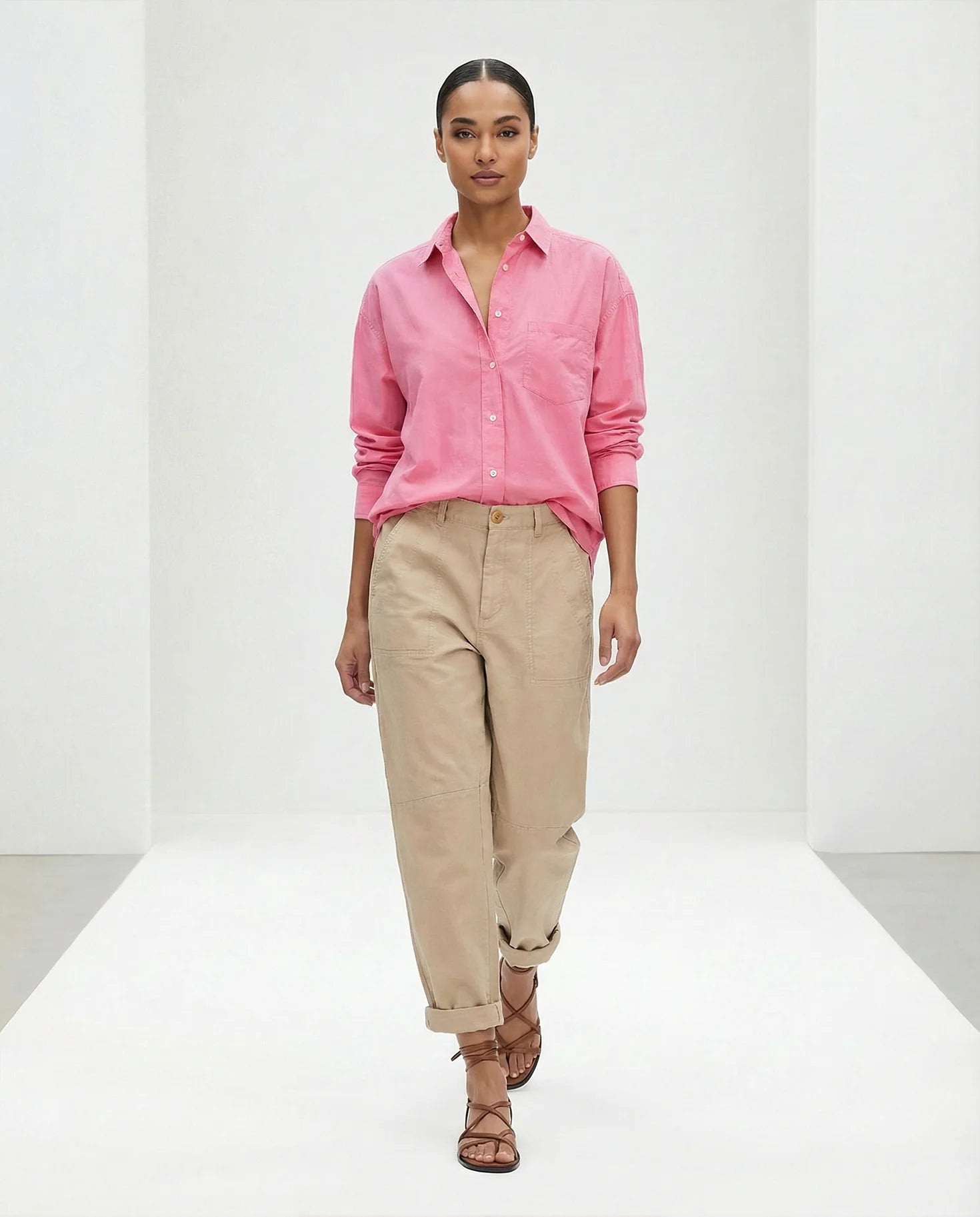 Cleo Blouse von YOU TOO in Pink, getragen von einem Model, Oversized-Schnitt, lässig in die Hose gesteckt #farbe_pink 