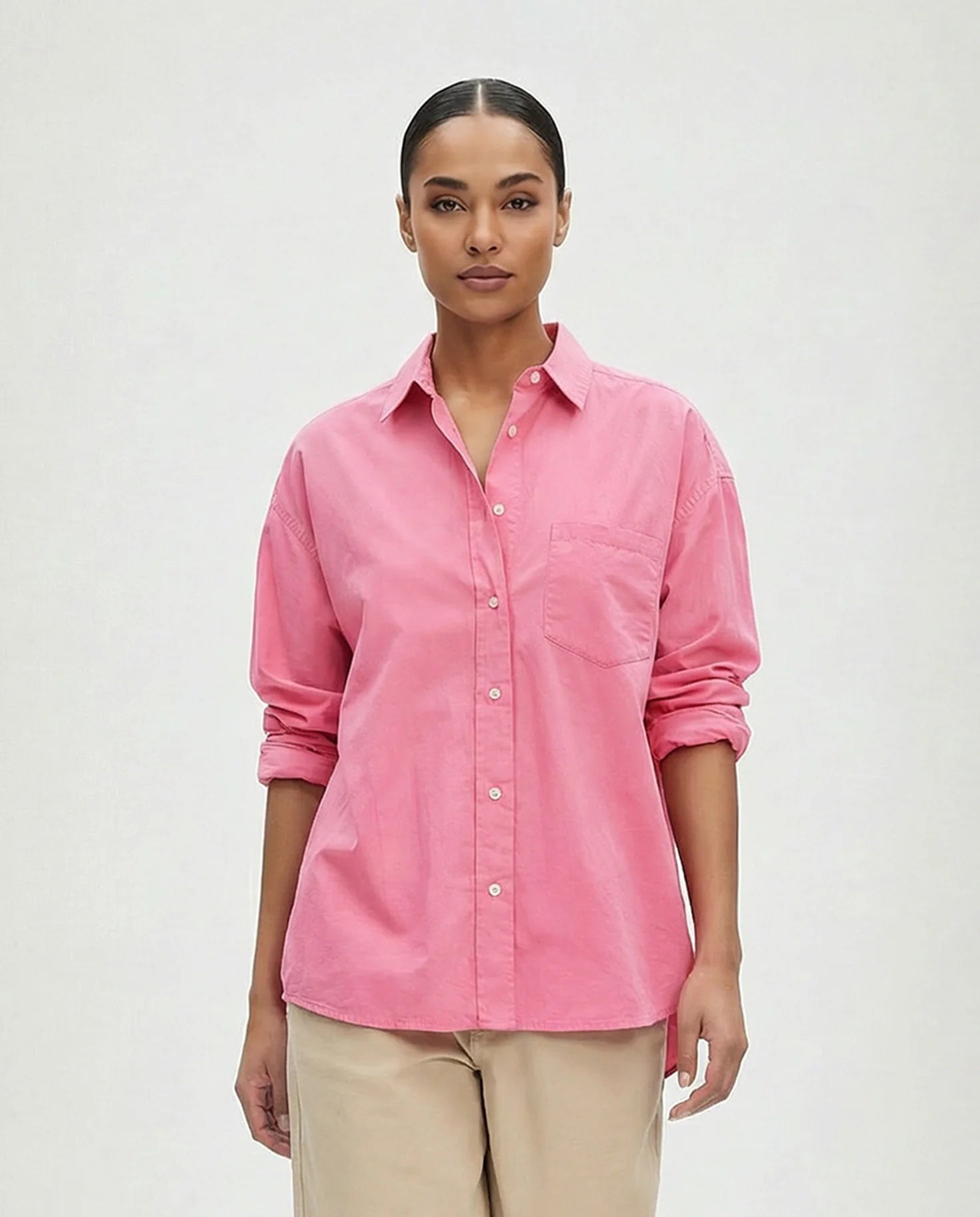 Cleo Blouse von YOU TOO in Pink, getragen von einem Model, lässiger Oversized-Schnitt mit klassischem Kragen #farbe_pink 