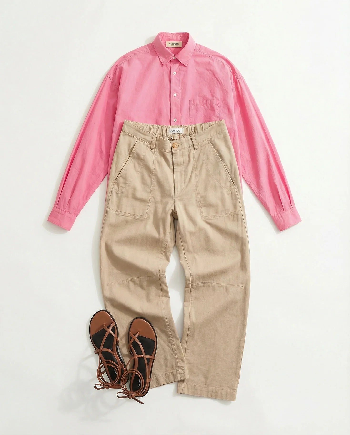 Cleo Blouse YOU TOO in Pink, Outfit-Kombination mit weiter Baumwollhose und Lederriemensandalen #farbe_pink