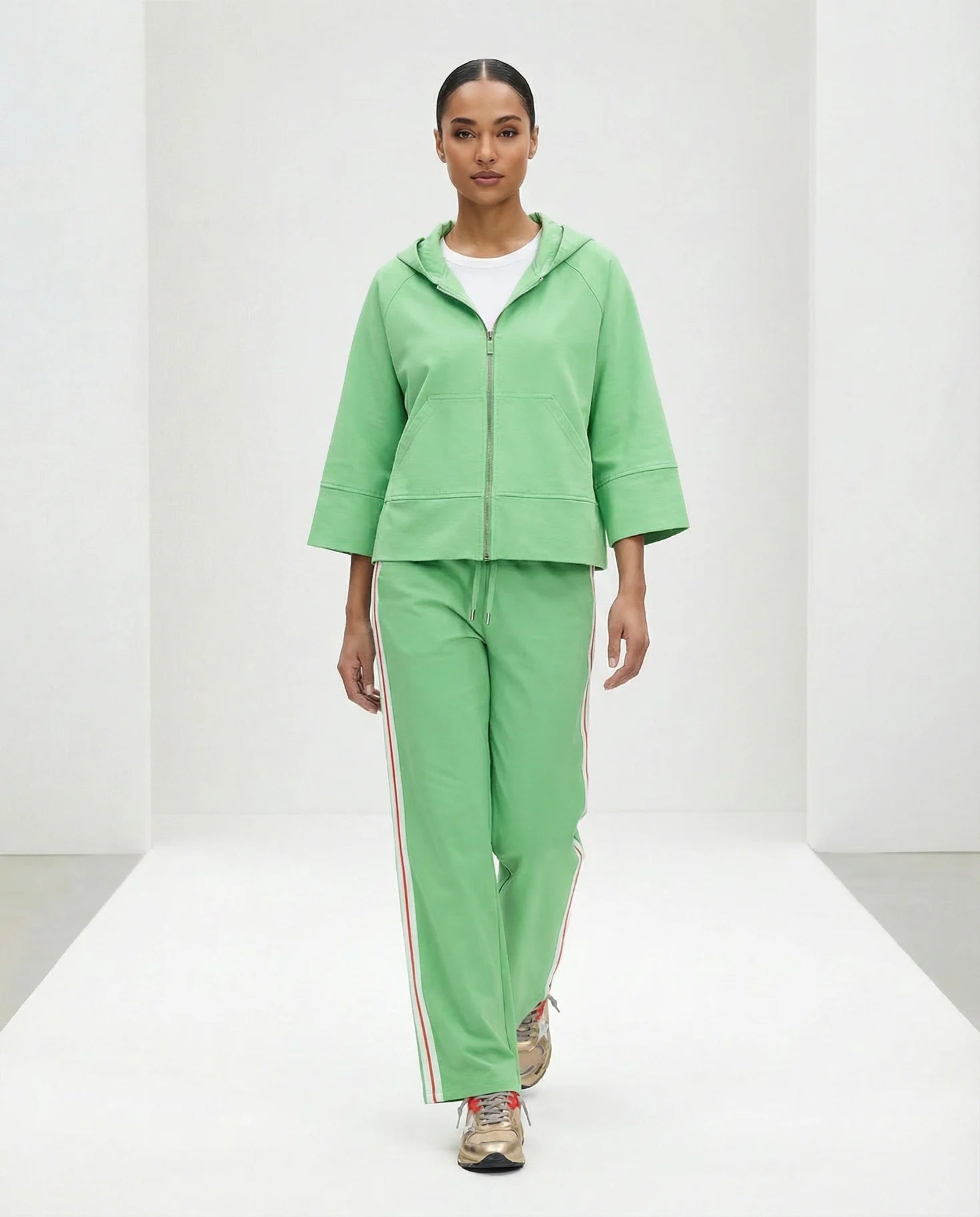 Frau trägt Hose grün Frontansicht #farbe_fresh green