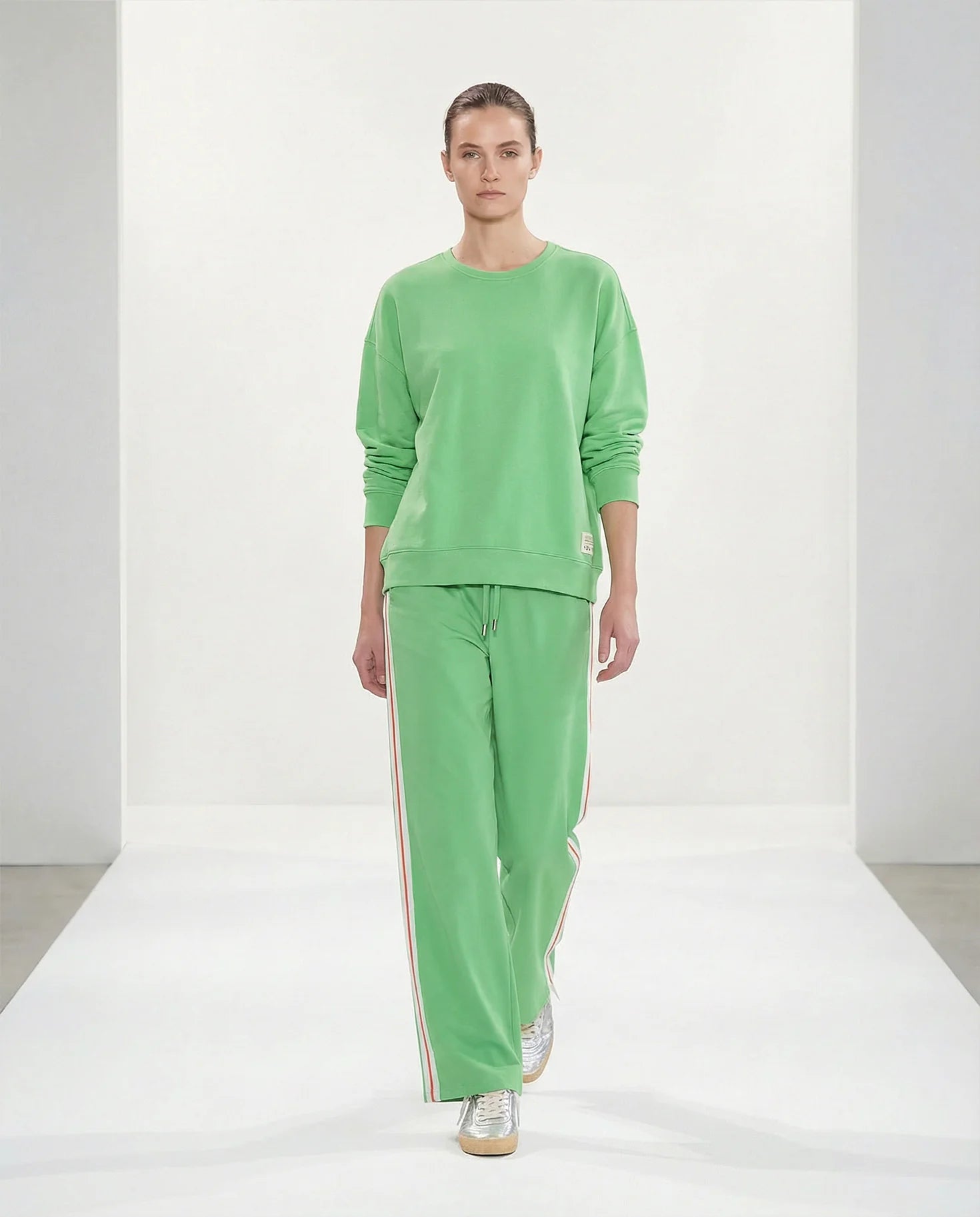 Frau trägt Hose grün Frontansicht #farbe_fresh green