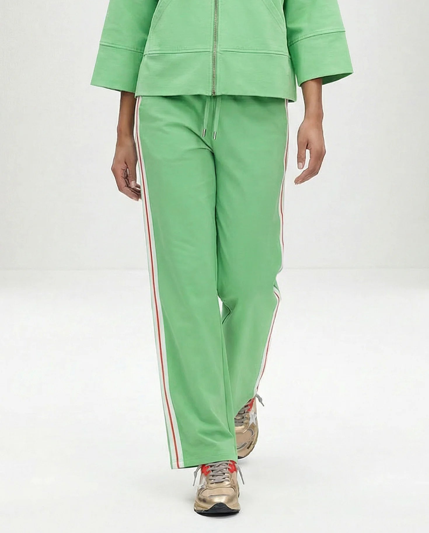 Frau trägt Hose grün Frontansicht #farbe_fresh green